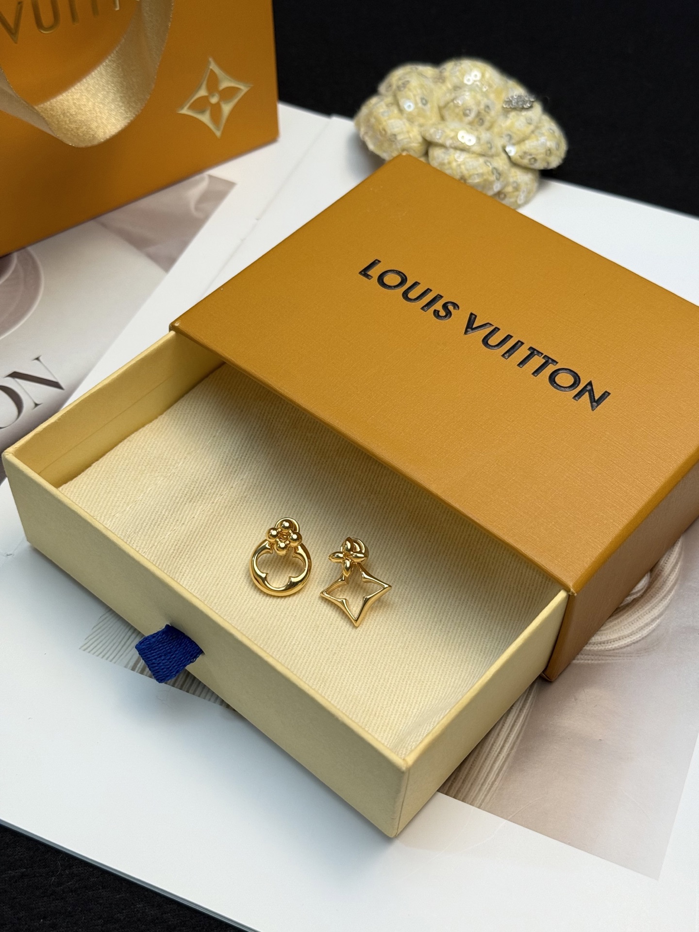 P55
LV DYNASTY 不对称耳环
✨LV DYNASTY系列不对称耳环,金属材质+精致镂空设计,花朵与星星造型超有辨识度!金色调百搭又高级,日常或正式场合都能轻松驾驭,提升整体造型感💫。包装是经典LV黄色礼盒,送礼自用都很合适🎁。不对称设计时髦又有趣,简约或复古穿搭都能hold住,细节控必入!