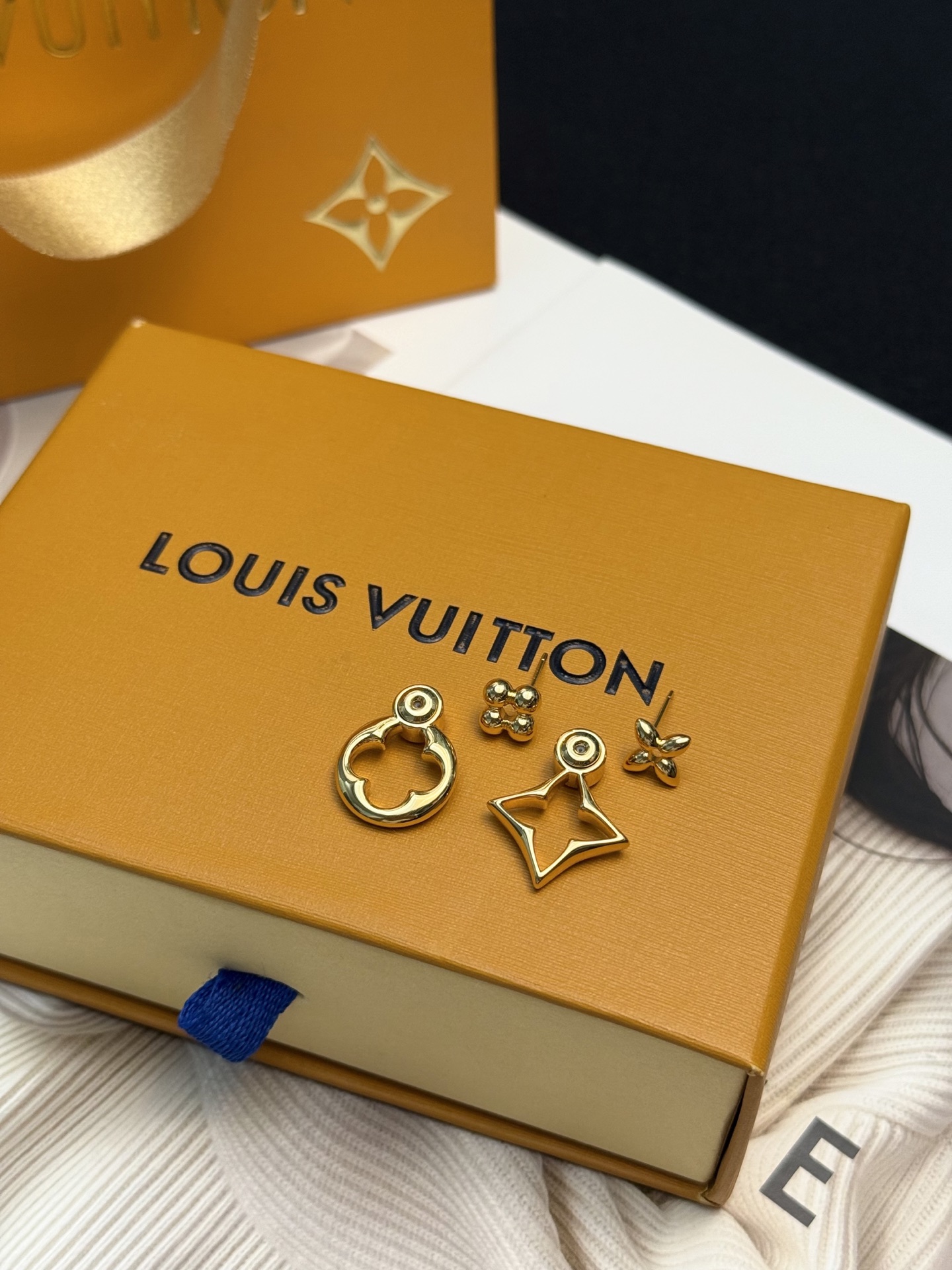 P55
LV DYNASTY 不对称耳环
✨LV DYNASTY系列不对称耳环,金属材质+精致镂空设计,花朵与星星造型超有辨识度!金色调百搭又高级,日常或正式场合都能轻松驾驭,提升整体造型感💫。包装是经典LV黄色礼盒,送礼自用都很合适🎁。不对称设计时髦又有趣,简约或复古穿搭都能hold住,细节控必入!