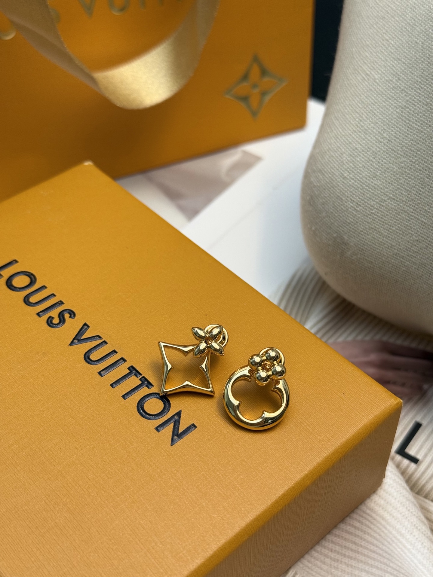 P55
LV DYNASTY 不对称耳环
✨LV DYNASTY系列不对称耳环,金属材质+精致镂空设计,花朵与星星造型超有辨识度!金色调百搭又高级,日常或正式场合都能轻松驾驭,提升整体造型感💫。包装是经典LV黄色礼盒,送礼自用都很合适🎁。不对称设计时髦又有趣,简约或复古穿搭都能hold住,细节控必入!