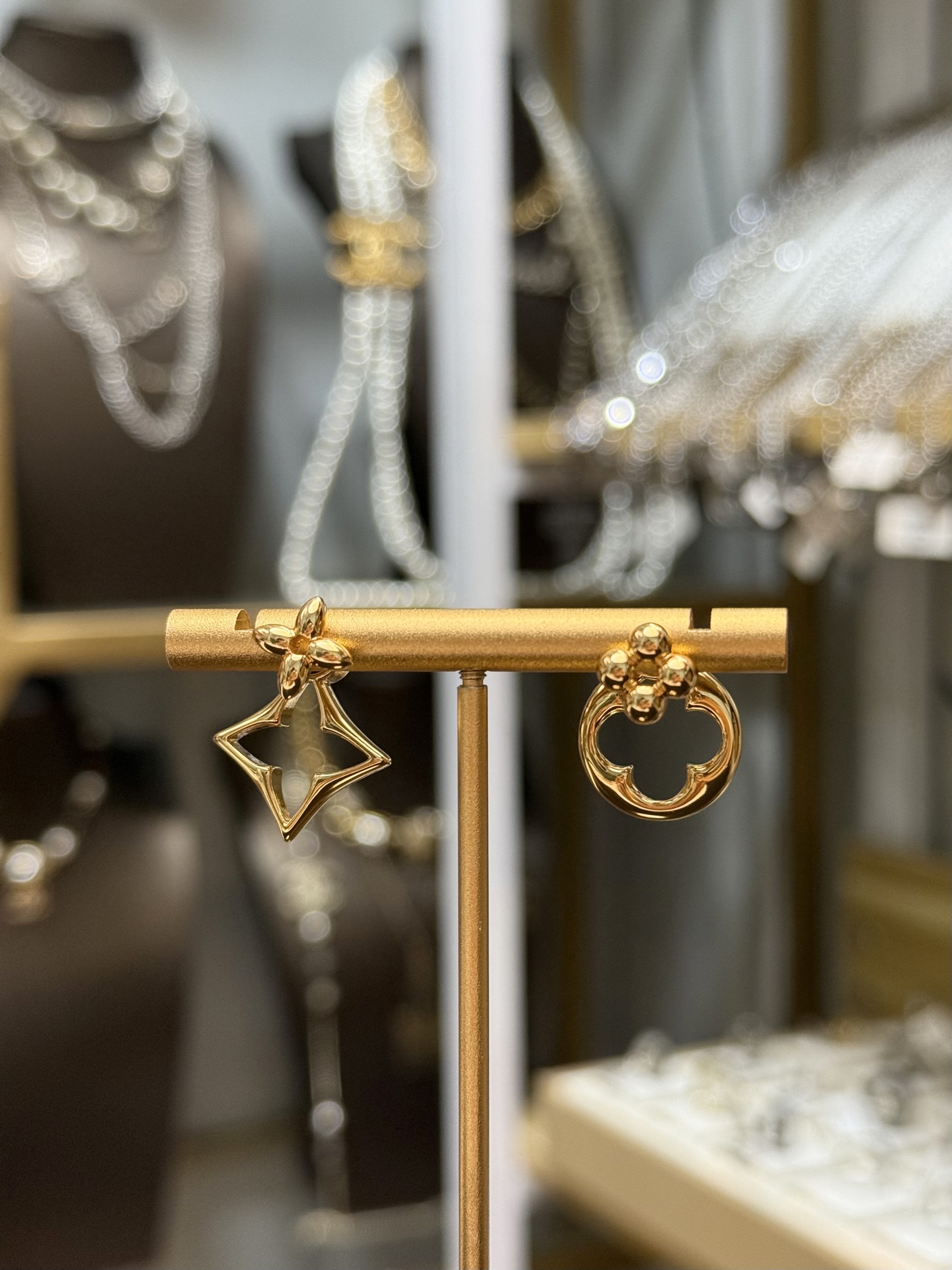 P55
LV DYNASTY 不对称耳环
✨LV DYNASTY系列不对称耳环,金属材质+精致镂空设计,花朵与星星造型超有辨识度!金色调百搭又高级,日常或正式场合都能轻松驾驭,提升整体造型感💫。包装是经典LV黄色礼盒,送礼自用都很合适🎁。不对称设计时髦又有趣,简约或复古穿搭都能hold住,细节控必入!