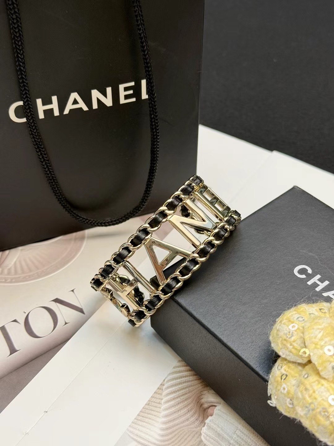 CHANEL 黑金链条字母手镯香奈儿黑金链条字母手镯，金属材质+黑色编织链条，经典双C Logo超有辨识