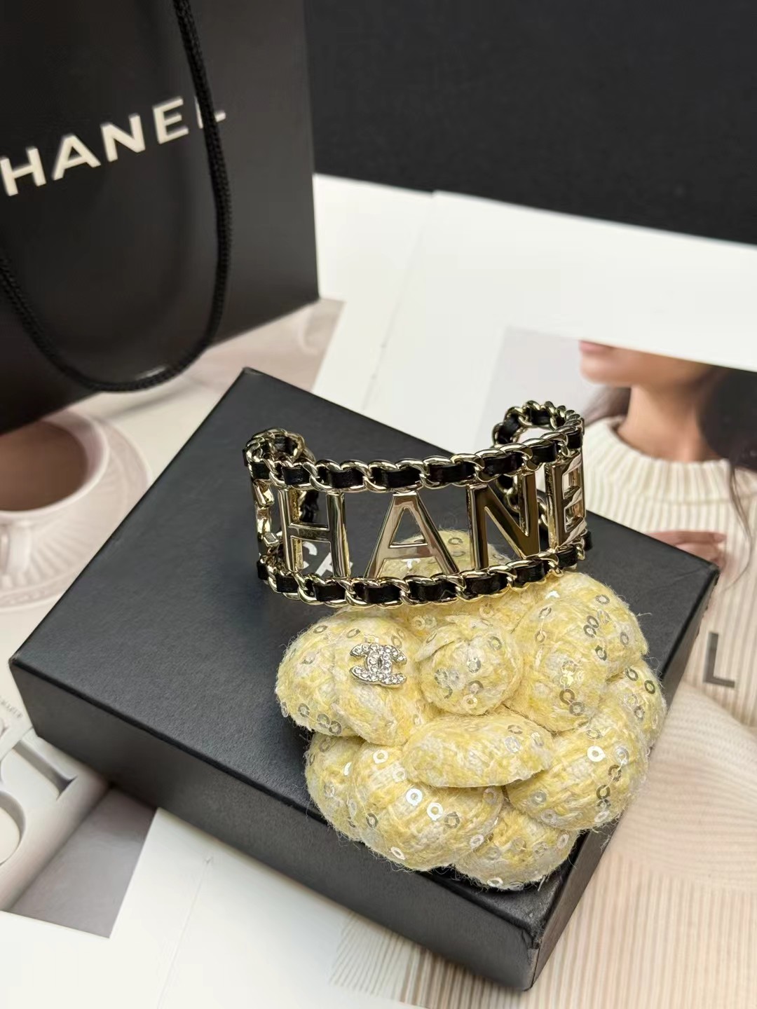 CHANEL 黑金链条字母手镯香奈儿黑金链条字母手镯，金属材质+黑色编织链条，经典双C Logo超有辨识