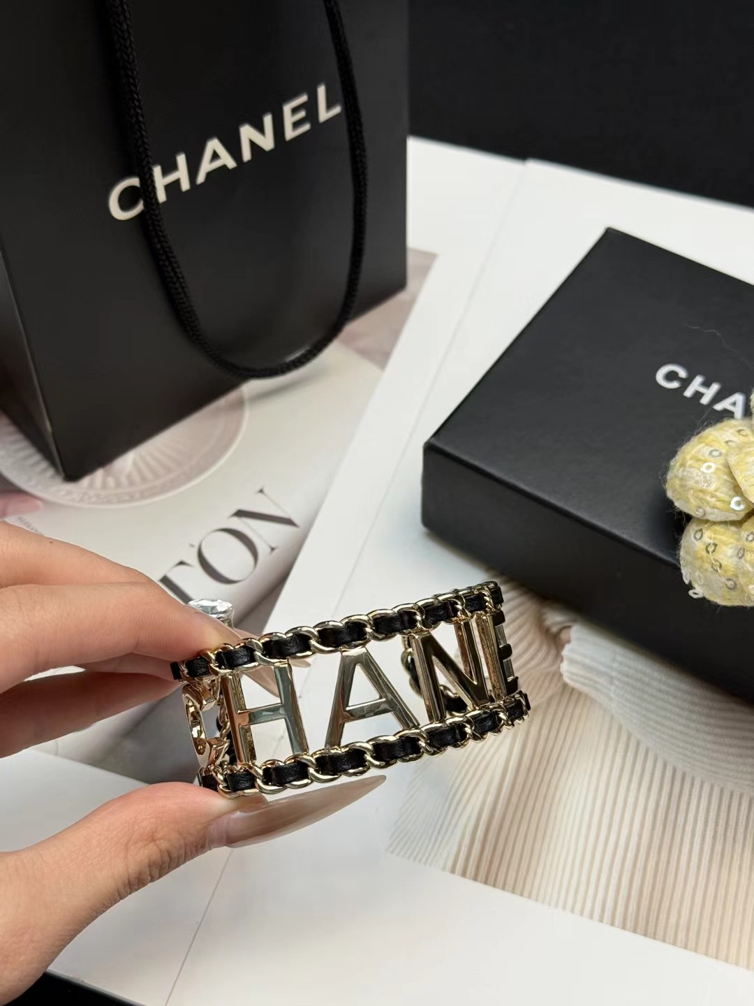 CHANEL 黑金链条字母手镯香奈儿黑金链条字母手镯，金属材质+黑色编织链条，经典双C Logo超有辨识