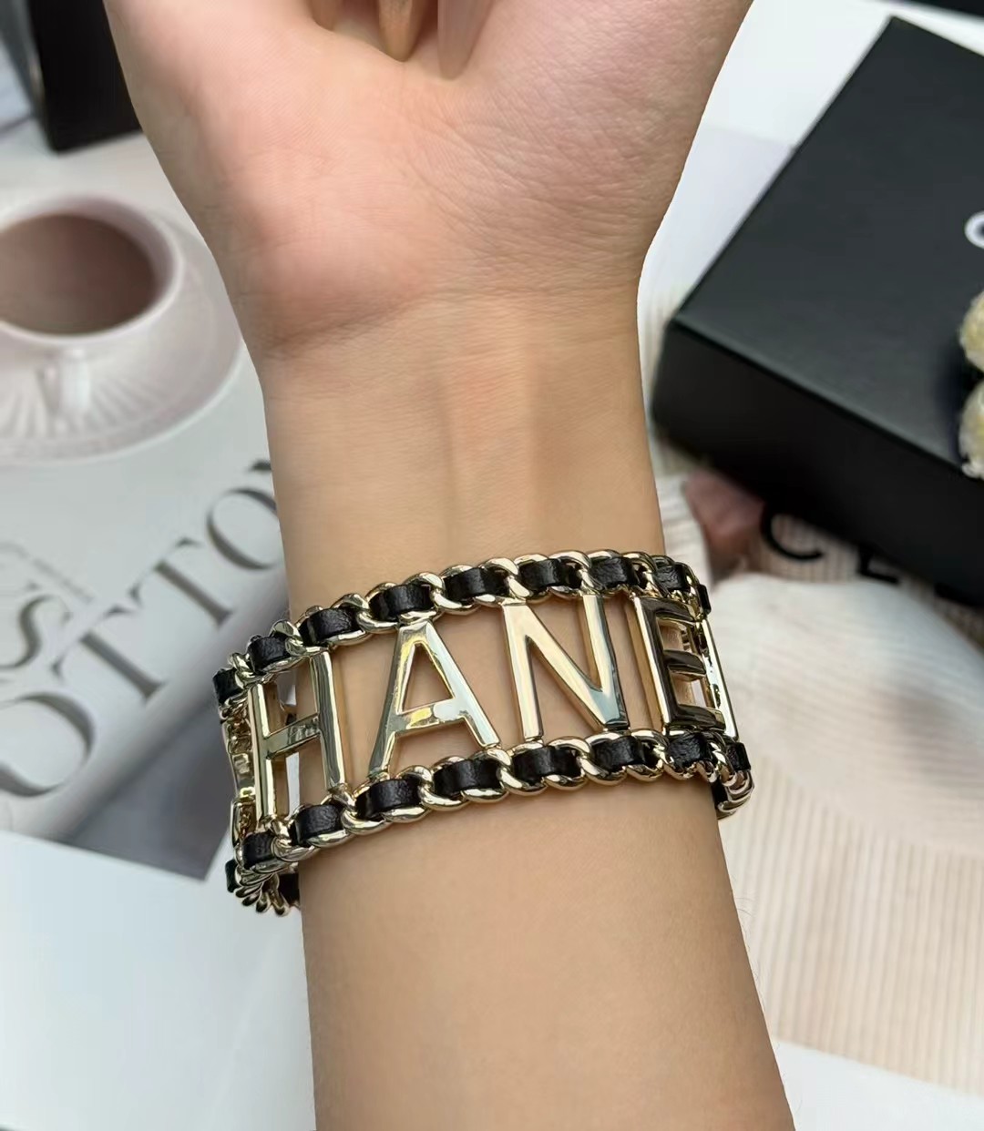 CHANEL 黑金链条字母手镯香奈儿黑金链条字母手镯，金属材质+黑色编织链条，经典双C Logo超有辨识