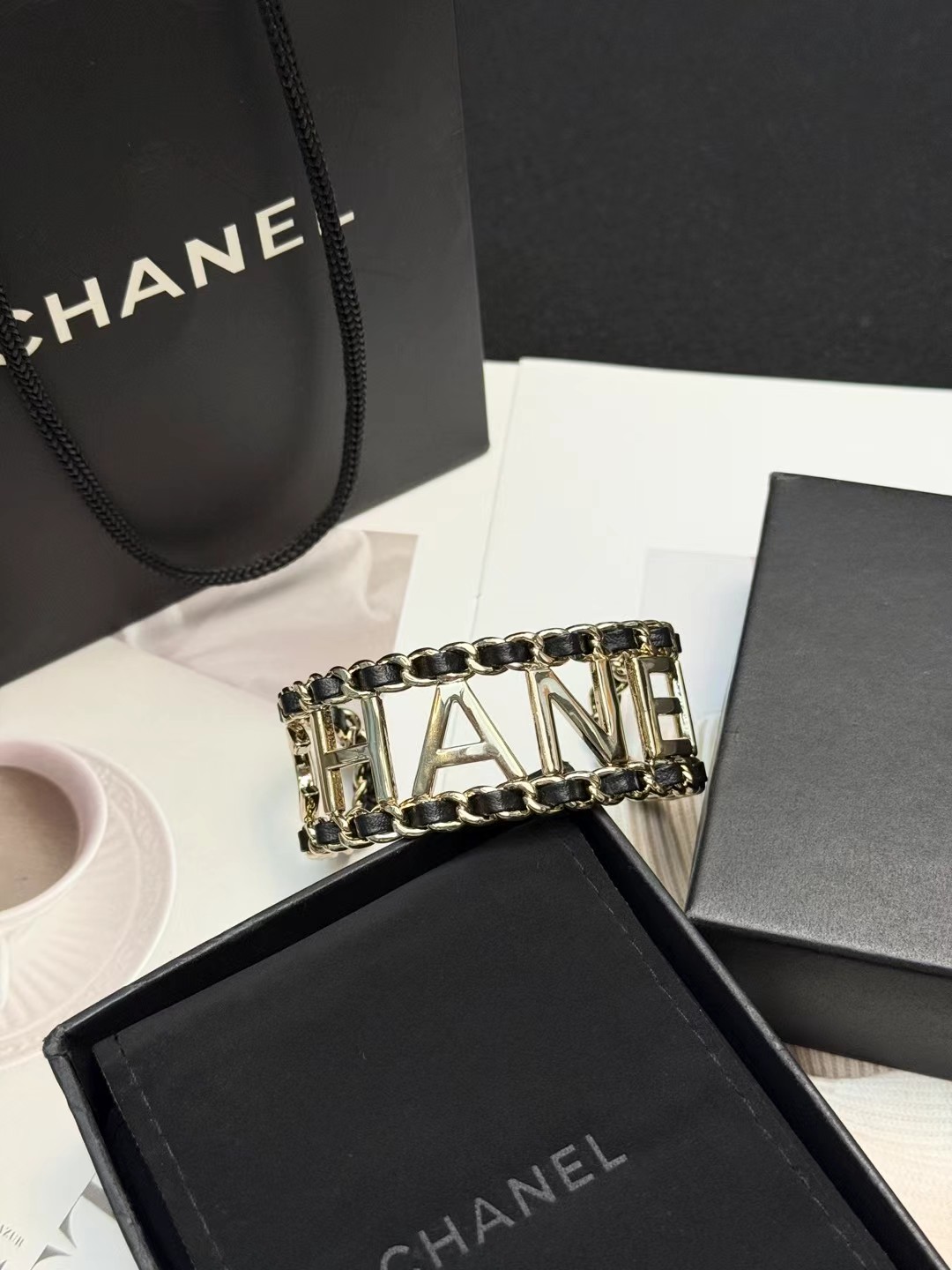 CHANEL 黑金链条字母手镯香奈儿黑金链条字母手镯，金属材质+黑色编织链条，经典双C Logo超有辨识