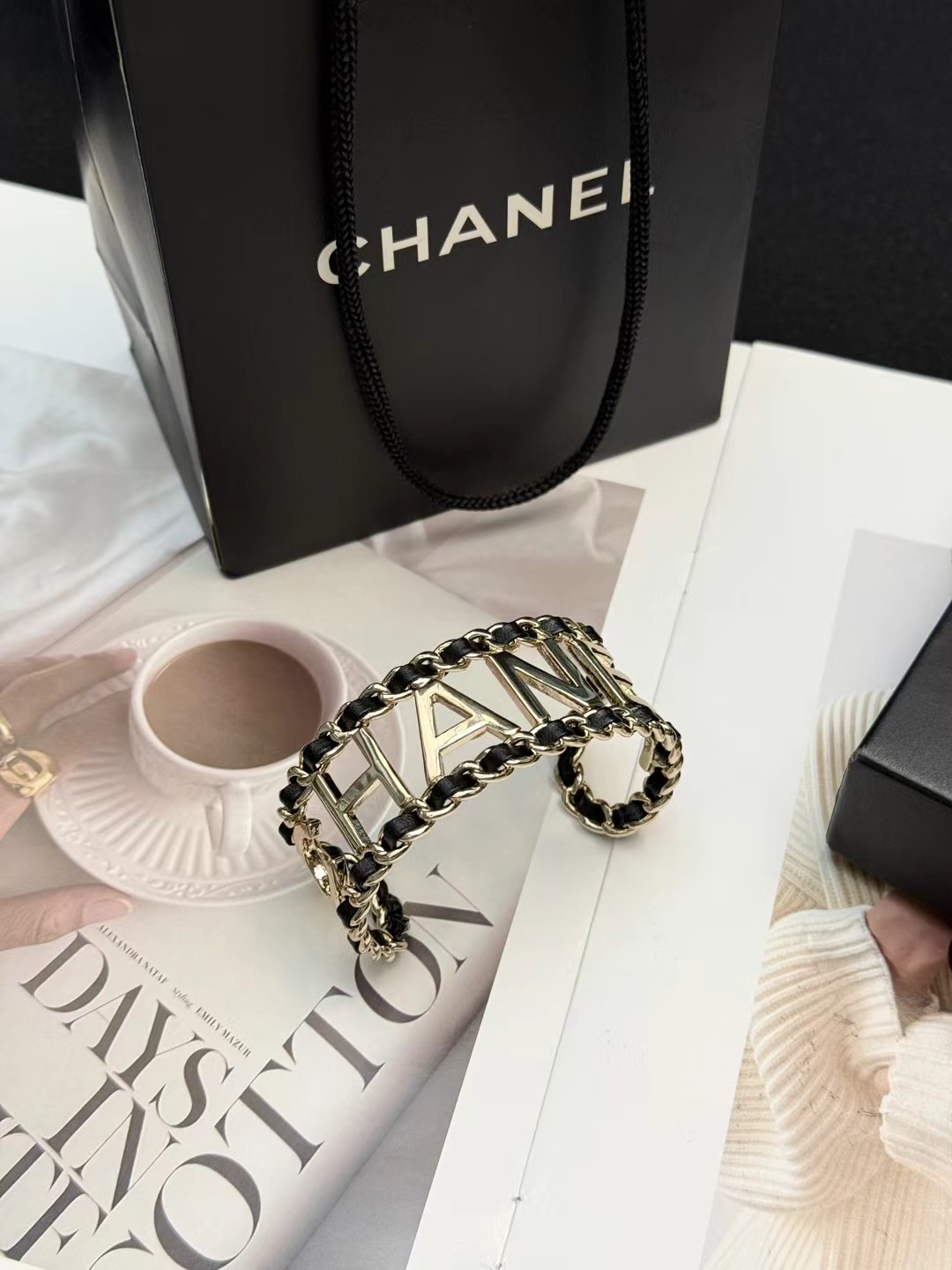 CHANEL 黑金链条字母手镯香奈儿黑金链条字母手镯，金属材质+黑色编织链条，经典双C Logo超有辨识
