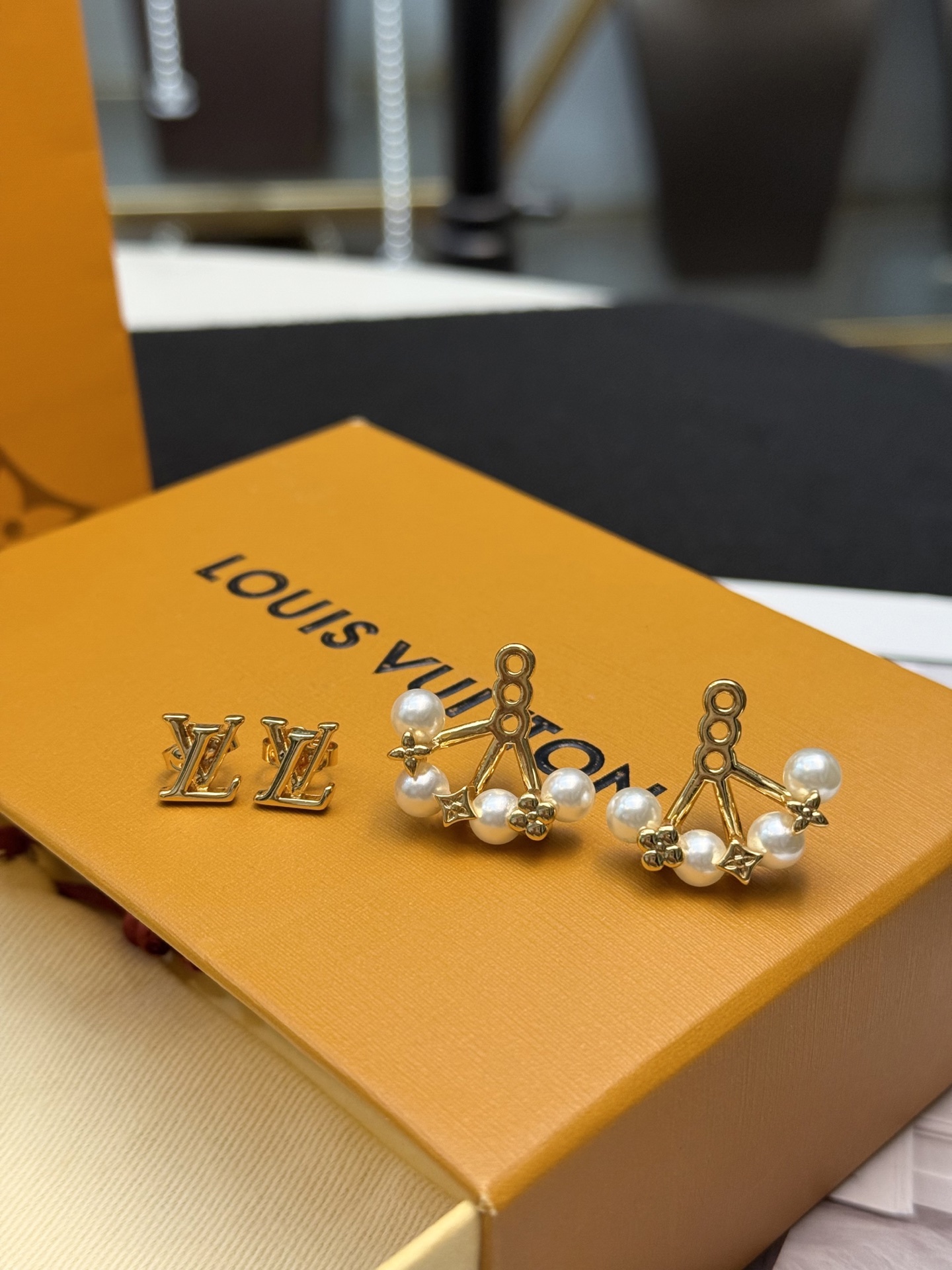 Louis Vuitton LV Blooming珍珠耳环