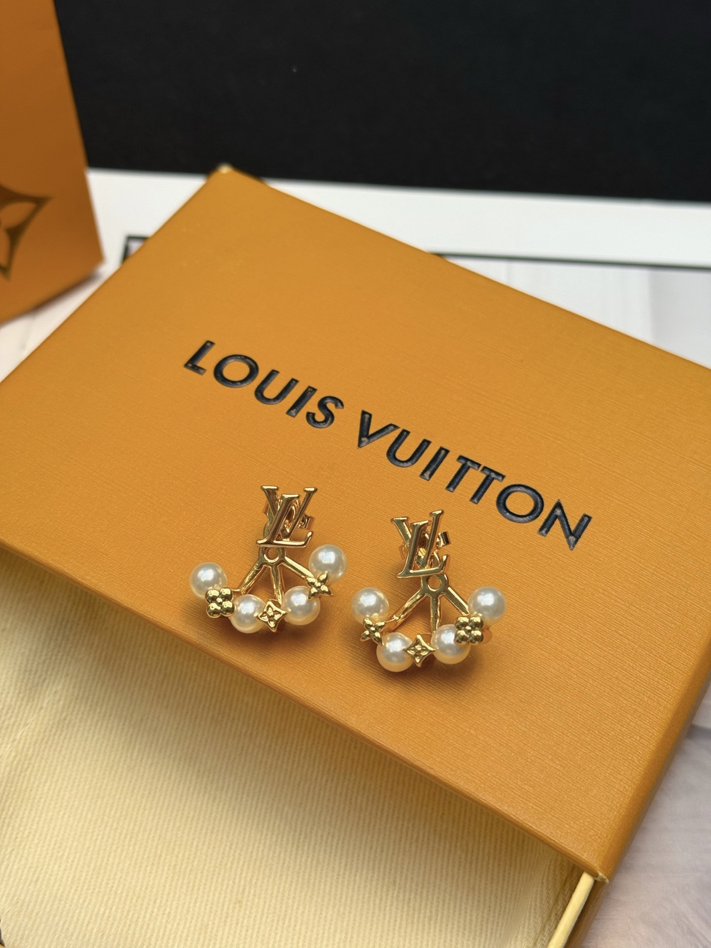 Louis Vuitton LV Blooming珍珠耳环