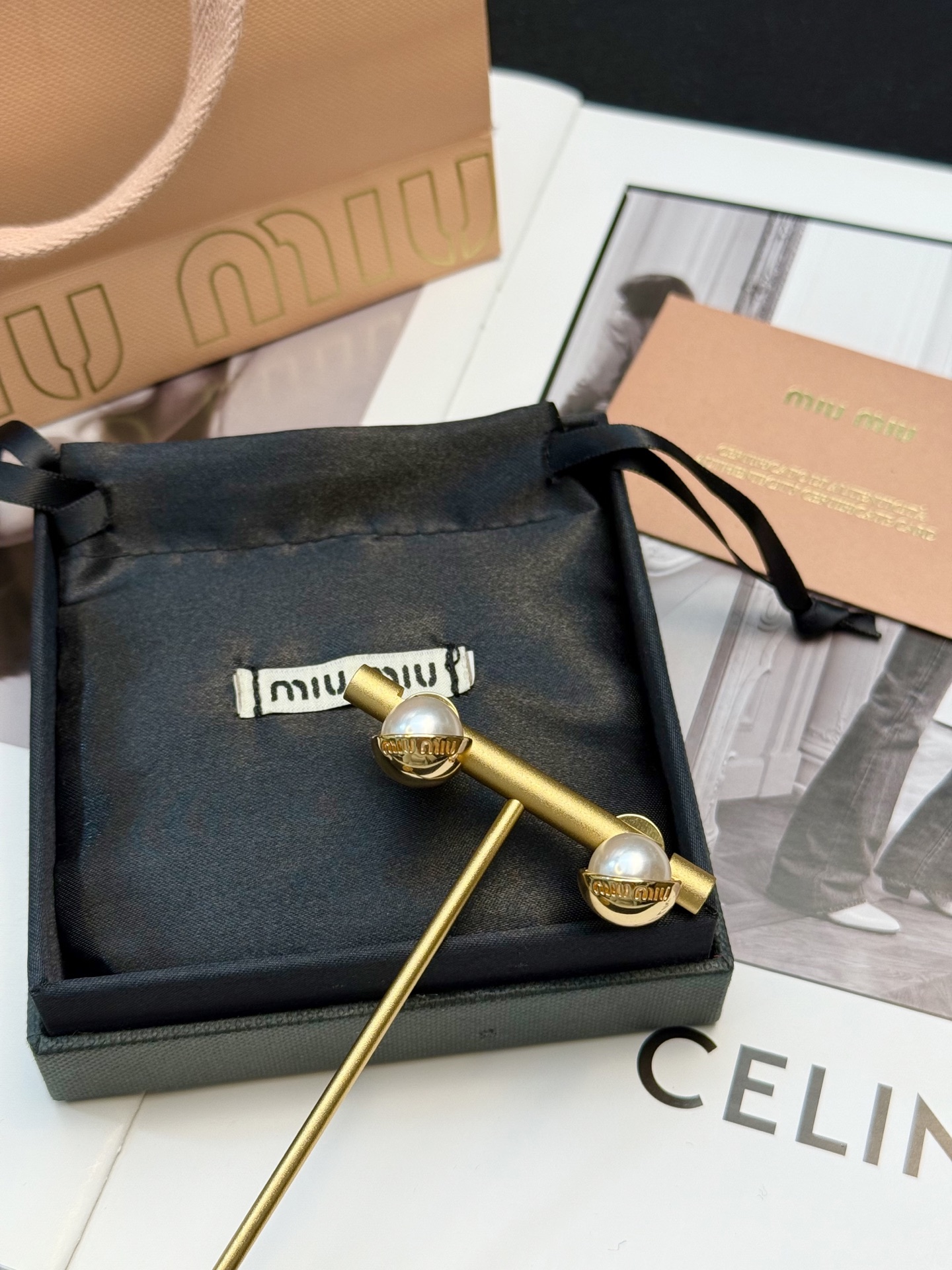 p90 Miu Miu珍珠耳钉
Miu Miu这款珍珠耳钉，金属镀金底座+圆形仿珍珠，优雅复古风满满!底座刻有品牌Logo，细节超精致💎仿珍珠光泽柔和，日常或正式场合都能轻松驾驭~耳堵设计佩戴稳固不易掉，舒适又时髦，适合喜欢精致配饰的姐妹们💕