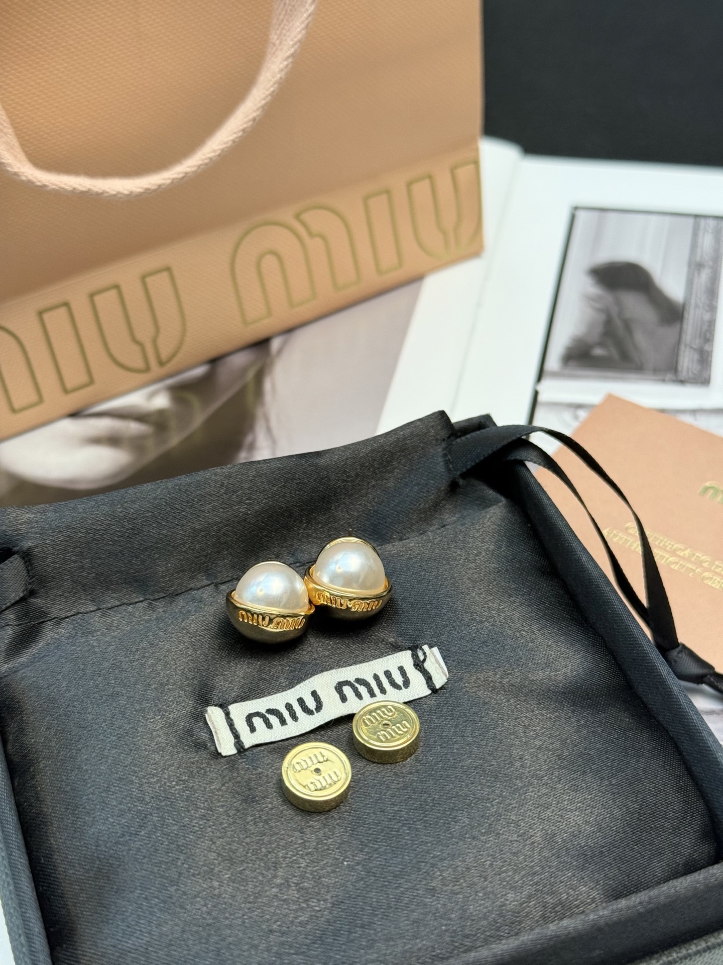 p90 Miu Miu珍珠耳钉
Miu Miu这款珍珠耳钉，金属镀金底座+圆形仿珍珠，优雅复古风满满!底座刻有品牌Logo，细节超精致💎仿珍珠光泽柔和，日常或正式场合都能轻松驾驭~耳堵设计佩戴稳固不易掉，舒适又时髦，适合喜欢精致配饰的姐妹们💕