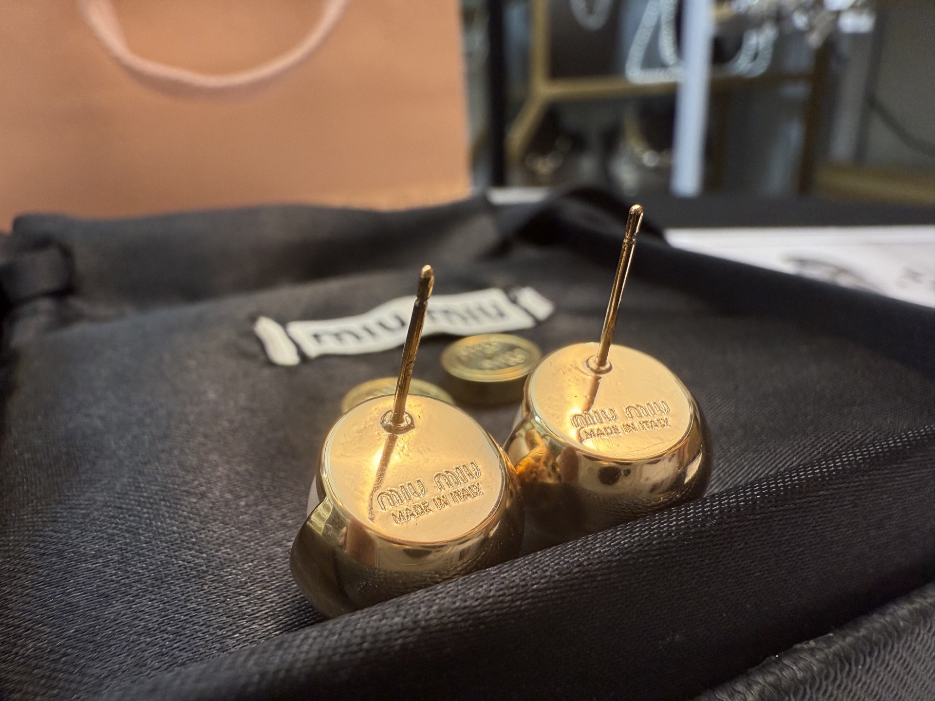 p90 Miu Miu珍珠耳钉
Miu Miu这款珍珠耳钉，金属镀金底座+圆形仿珍珠，优雅复古风满满!底座刻有品牌Logo，细节超精致💎仿珍珠光泽柔和，日常或正式场合都能轻松驾驭~耳堵设计佩戴稳固不易掉，舒适又时髦，适合喜欢精致配饰的姐妹们💕