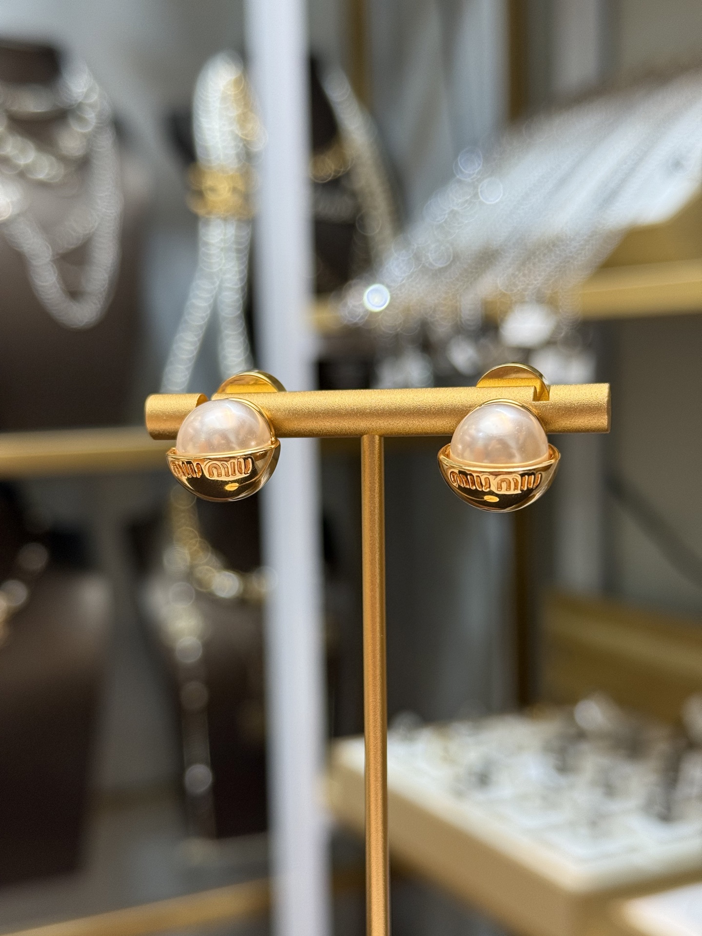 p90 Miu Miu珍珠耳钉
Miu Miu这款珍珠耳钉，金属镀金底座+圆形仿珍珠，优雅复古风满满!底座刻有品牌Logo，细节超精致💎仿珍珠光泽柔和，日常或正式场合都能轻松驾驭~耳堵设计佩戴稳固不易掉，舒适又时髦，适合喜欢精致配饰的姐妹们💕