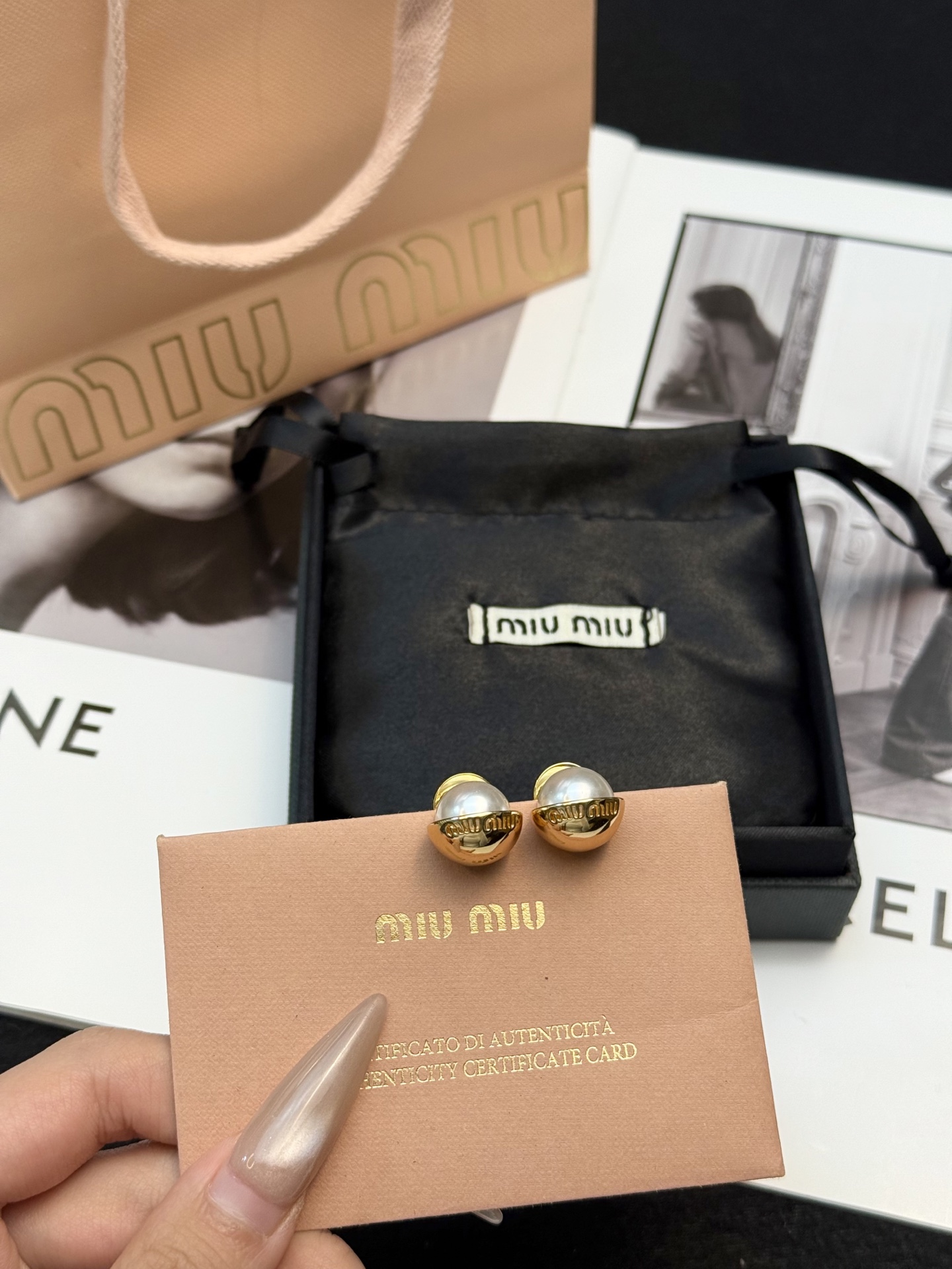 p90 Miu Miu珍珠耳钉
Miu Miu这款珍珠耳钉，金属镀金底座+圆形仿珍珠，优雅复古风满满!底座刻有品牌Logo，细节超精致💎仿珍珠光泽柔和，日常或正式场合都能轻松驾驭~耳堵设计佩戴稳固不易掉，舒适又时髦，适合喜欢精致配饰的姐妹们💕