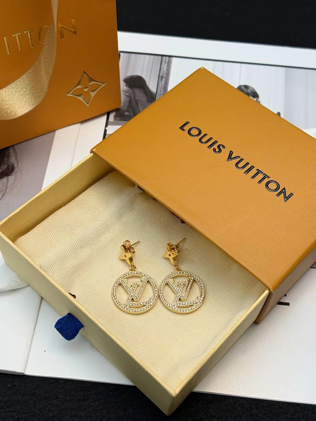 louis vuitton lv circle crystal earrings