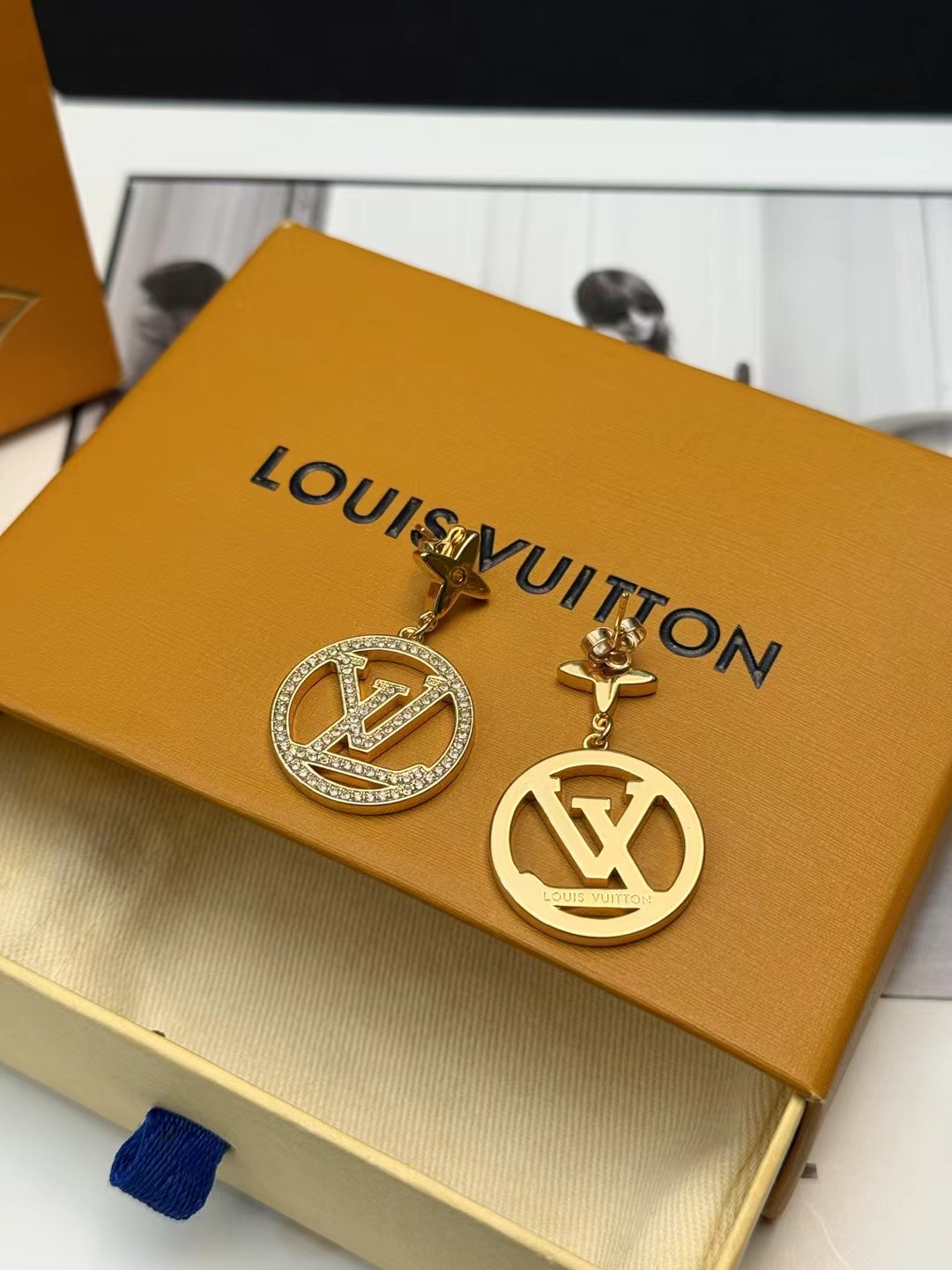 louis vuitton lv circle crystal earrings