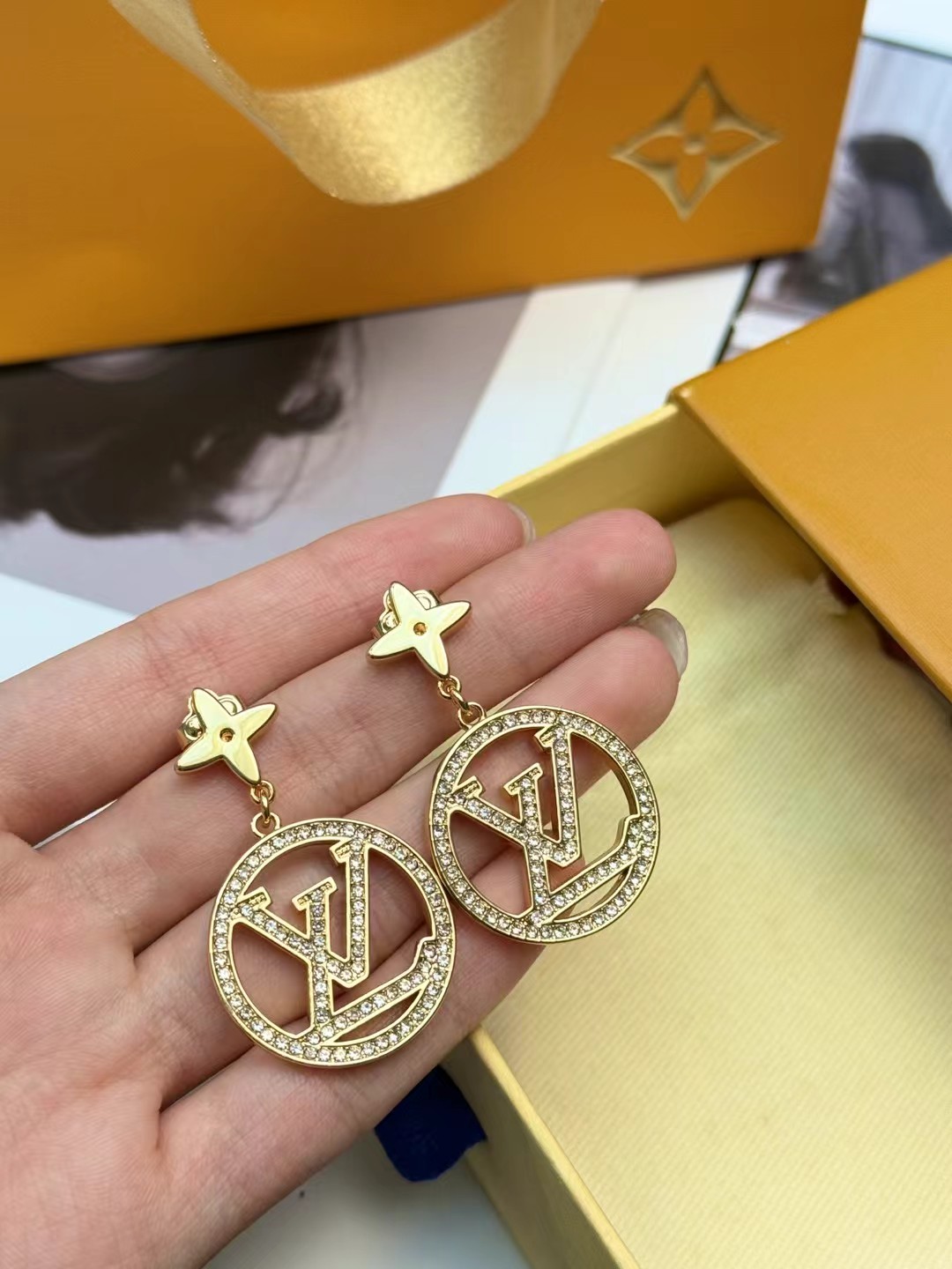 louis vuitton lv circle crystal earrings