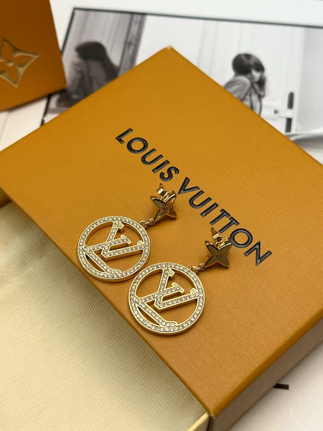 louis vuitton lv circle crystal earrings