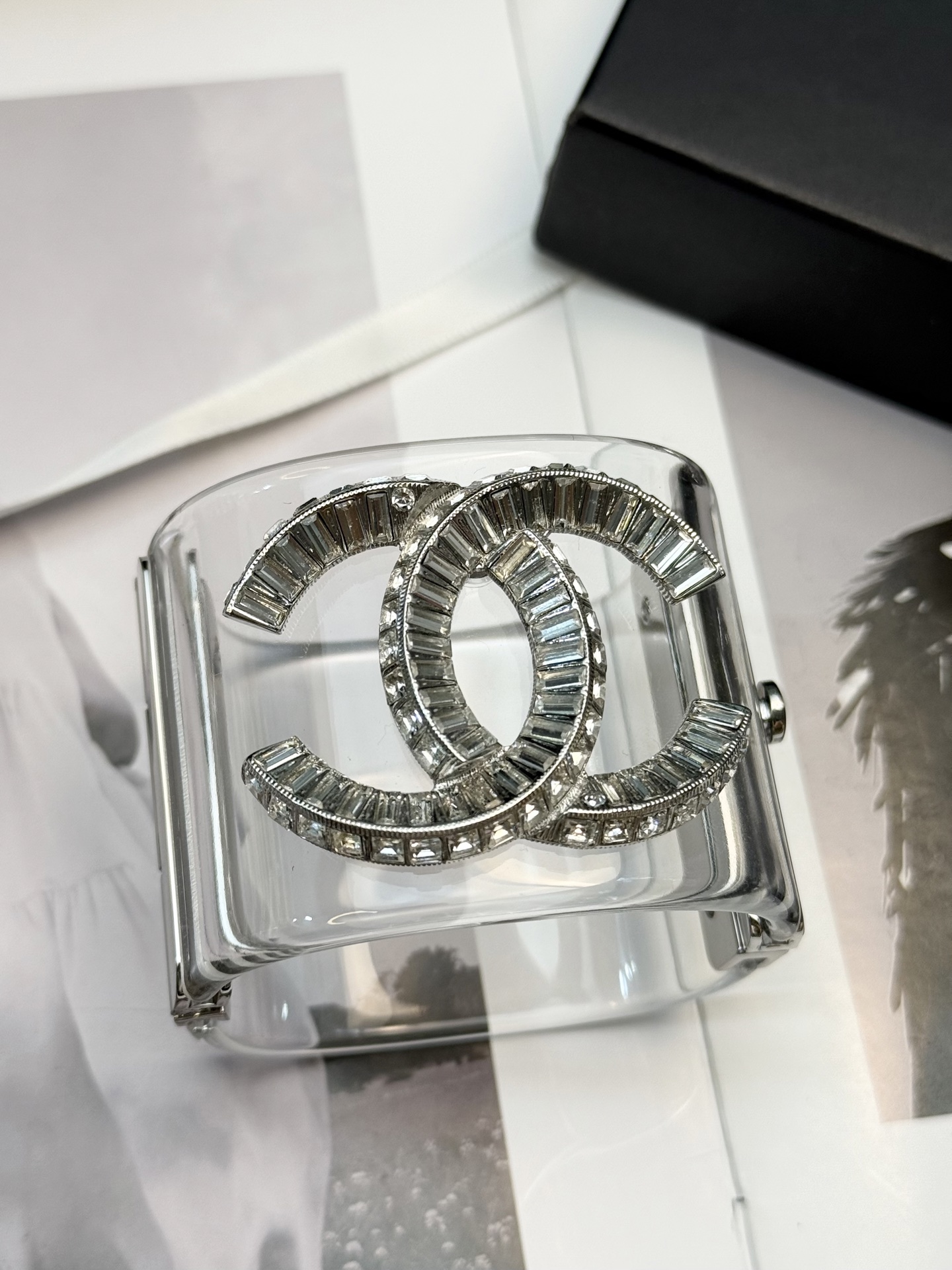 香奈儿双C树脂手镯✨香奈儿双C树脂手镯，透明树脂材质+经典双C标志，镶嵌闪耀方钻，辨识度超高!宽版设计，