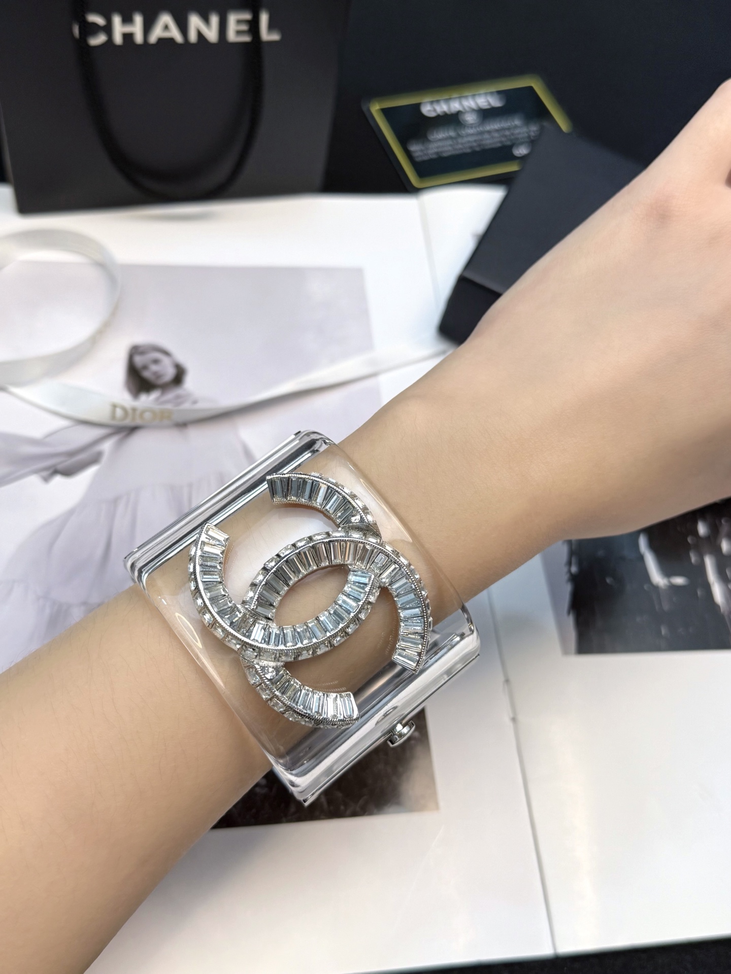 香奈儿双C树脂手镯✨香奈儿双C树脂手镯，透明树脂材质+经典双C标志，镶嵌闪耀方钻，辨识度超高!宽版设计，