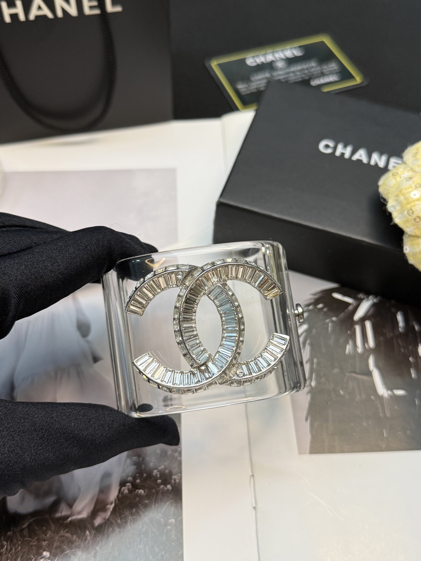 香奈儿双C树脂手镯✨香奈儿双C树脂手镯，透明树脂材质+经典双C标志，镶嵌闪耀方钻，辨识度超高!宽版设计，