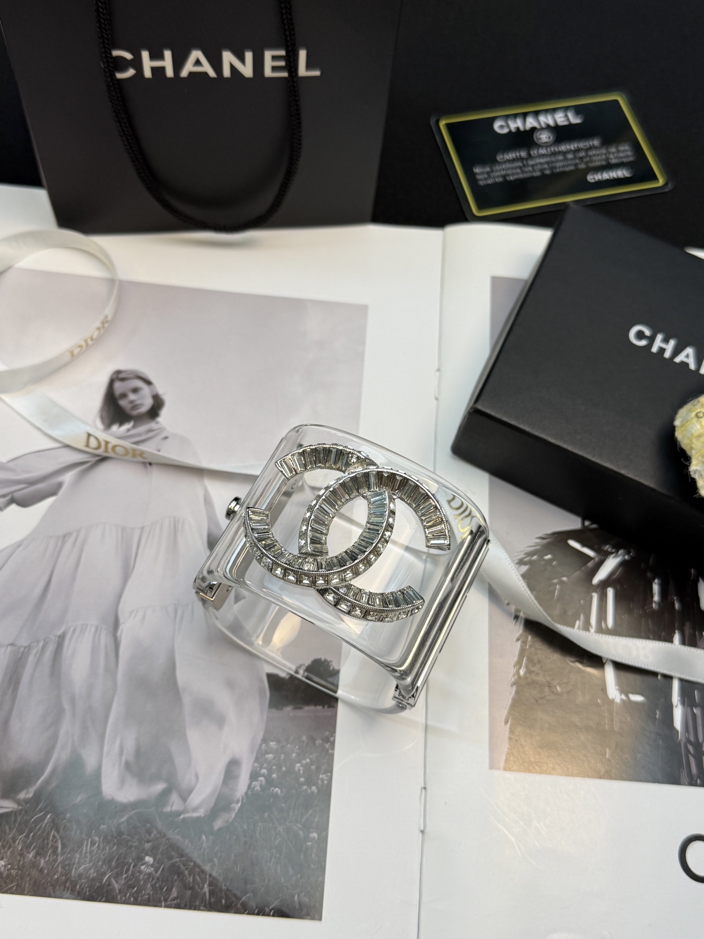 香奈儿双C树脂手镯✨香奈儿双C树脂手镯，透明树脂材质+经典双C标志，镶嵌闪耀方钻，辨识度超高!宽版设计，