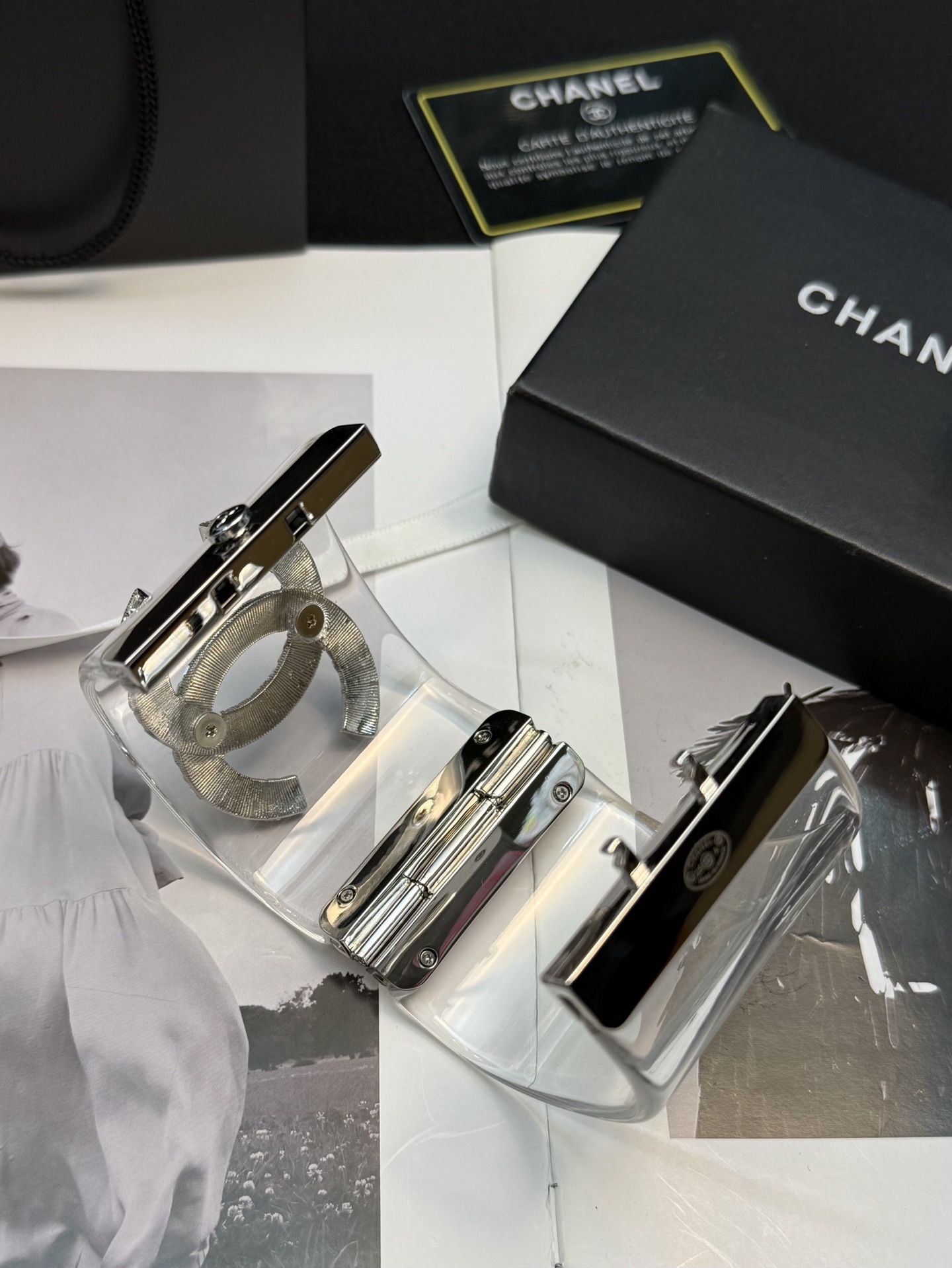 香奈儿双C树脂手镯✨香奈儿双C树脂手镯，透明树脂材质+经典双C标志，镶嵌闪耀方钻，辨识度超高!宽版设计，