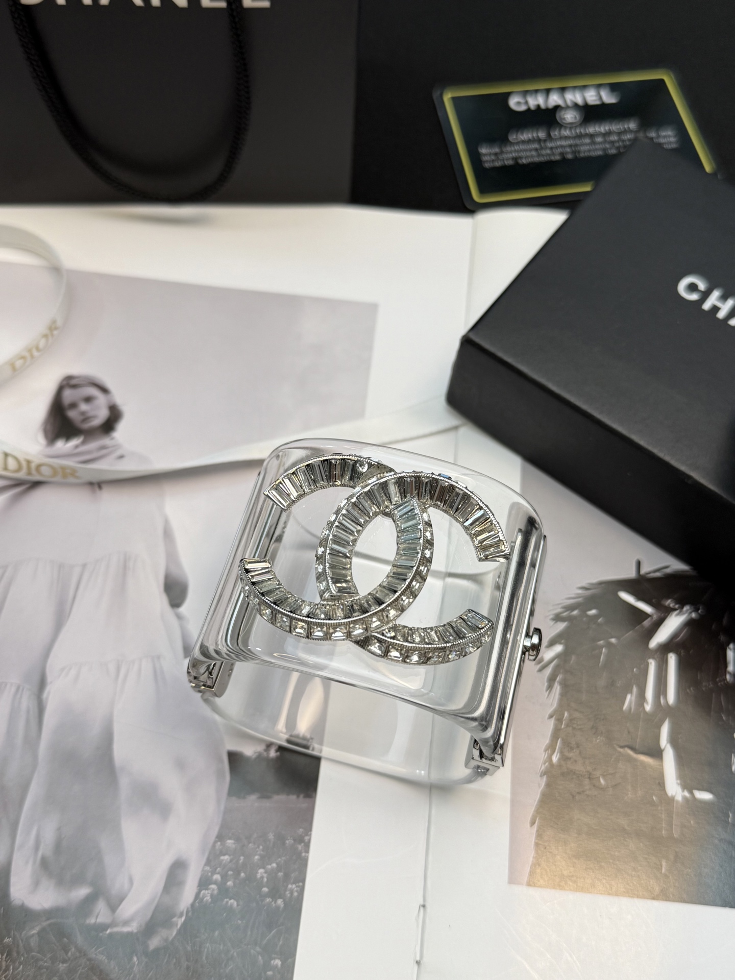 香奈儿双C树脂手镯✨香奈儿双C树脂手镯，透明树脂材质+经典双C标志，镶嵌闪耀方钻，辨识度超高!宽版设计，