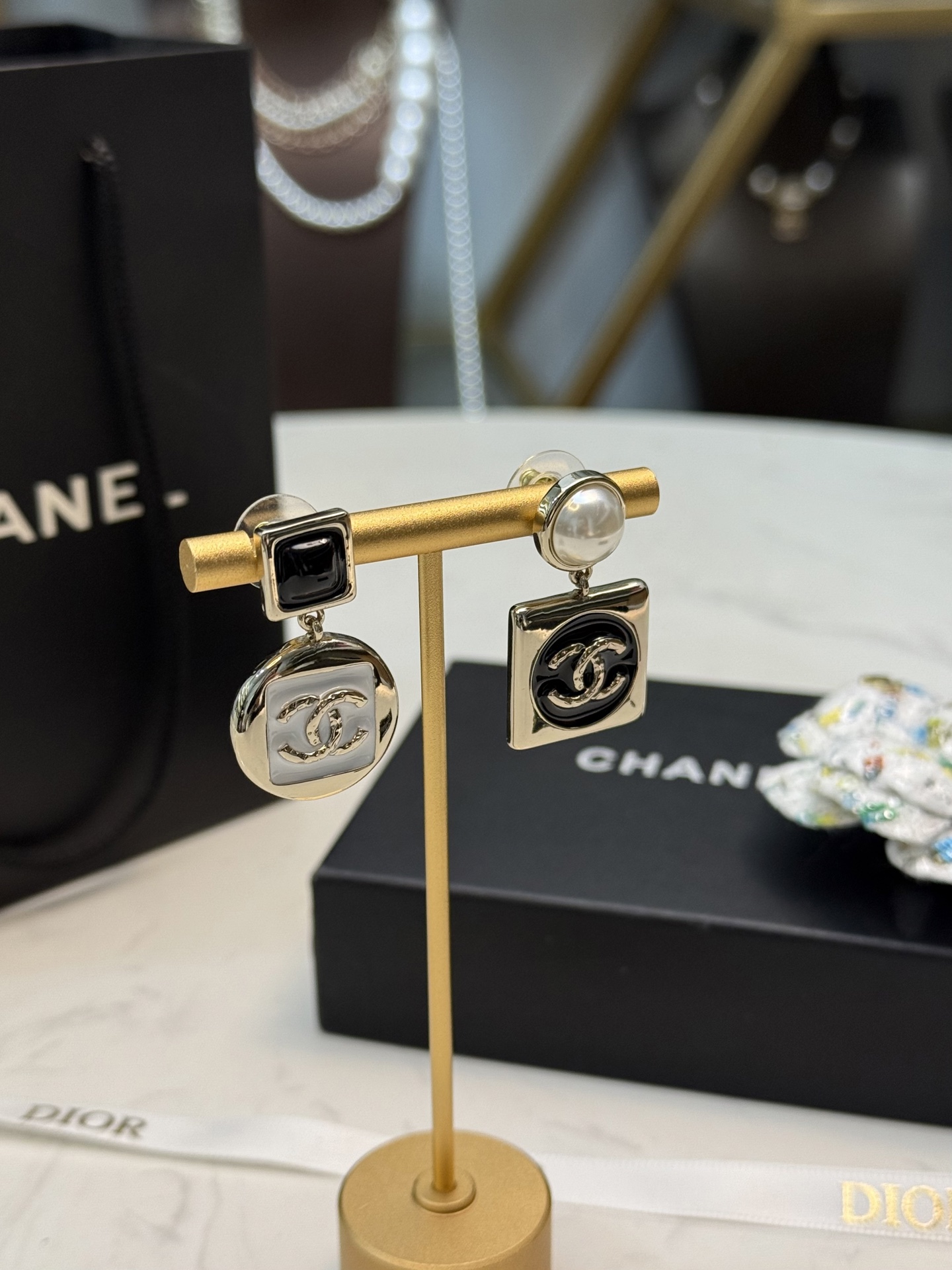 Pendientes de aro con logotipo doble C de Chanel ✨ Pendientes de aro con logotipo doble C de Chanel, material metálico …
