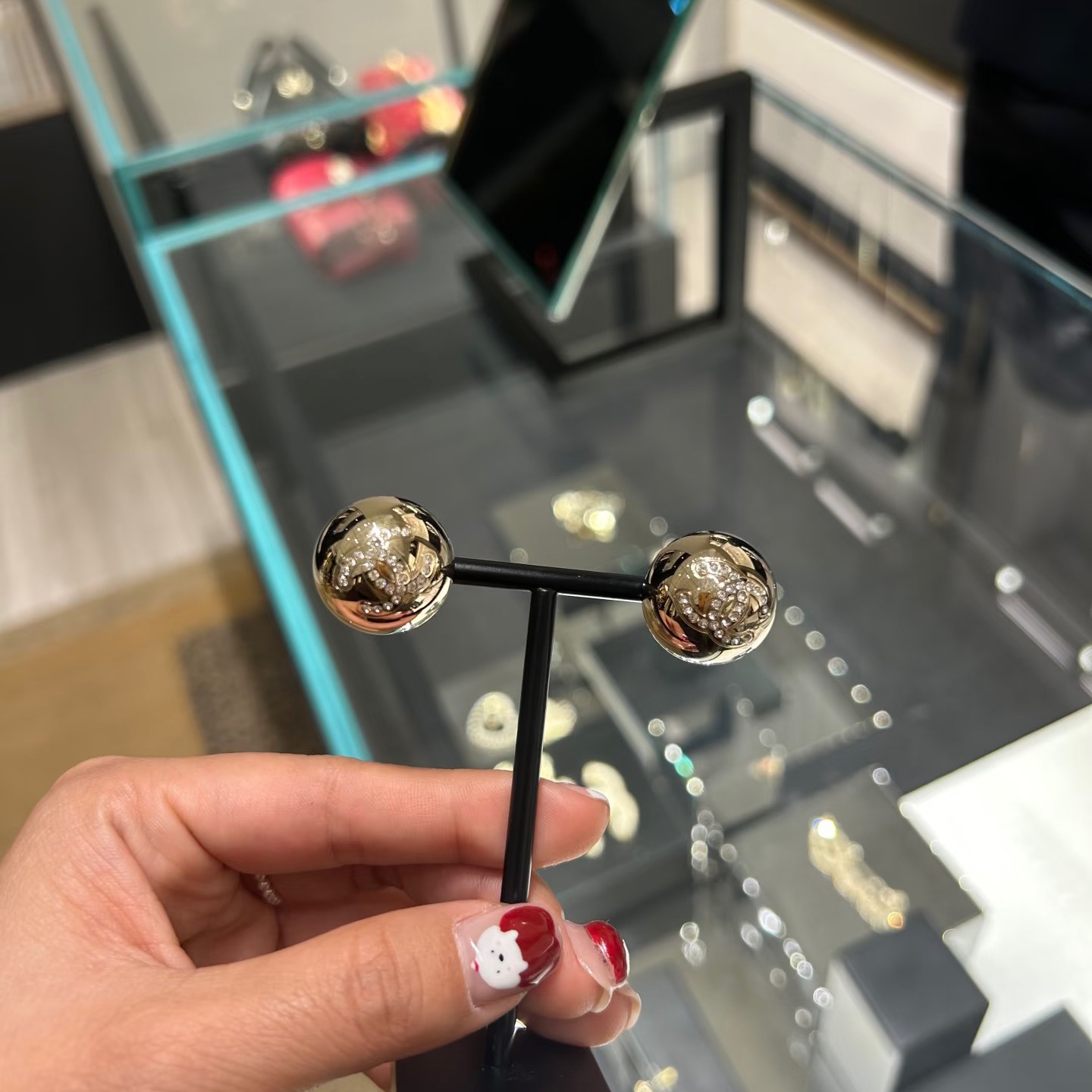 Pendientes de media esfera Chanel 26C doble C ✨ Pendientes de media esfera doble C de la serie 26C de Chanel, material …