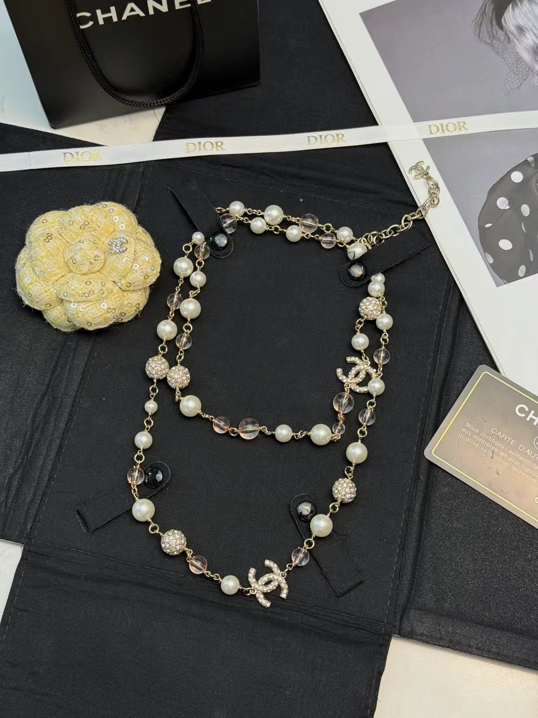 p188
 香奈儿珍珠双C毛衣链
✨香奈儿珍珠双C毛衣链，经典设计，铜材质链条串珍珠，透明粉水晶珠和双C标志，优雅又奢华。珍珠圆润光泽，水晶珠通透，双C标志镶满水钻，细节超精致 💎。长度适中，单戴或叠戴都很出彩，搭配毛衣，礼服，大衣都能提升气质，秋冬季节必备，轻松打造贵气穿搭风格👗