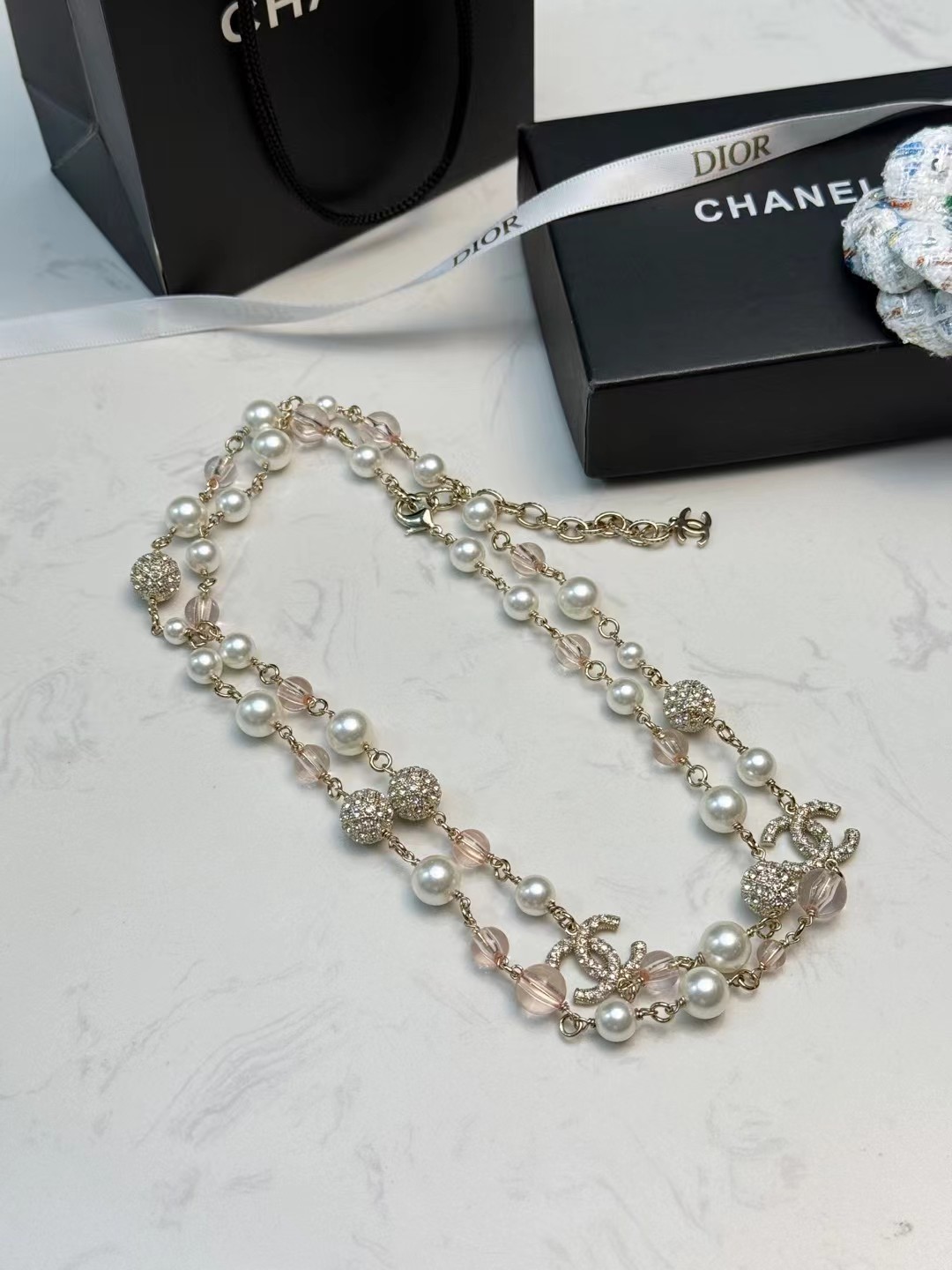 p188
 香奈儿珍珠双C毛衣链
✨香奈儿珍珠双C毛衣链，经典设计，铜材质链条串珍珠，透明粉水晶珠和双C标志，优雅又奢华。珍珠圆润光泽，水晶珠通透，双C标志镶满水钻，细节超精致 💎。长度适中，单戴或叠戴都很出彩，搭配毛衣，礼服，大衣都能提升气质，秋冬季节必备，轻松打造贵气穿搭风格👗