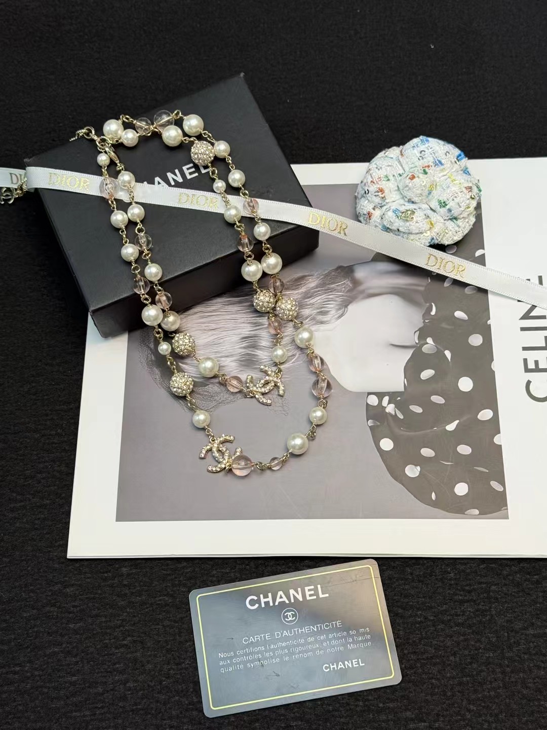 p188
 香奈儿珍珠双C毛衣链
✨香奈儿珍珠双C毛衣链，经典设计，铜材质链条串珍珠，透明粉水晶珠和双C标志，优雅又奢华。珍珠圆润光泽，水晶珠通透，双C标志镶满水钻，细节超精致 💎。长度适中，单戴或叠戴都很出彩，搭配毛衣，礼服，大衣都能提升气质，秋冬季节必备，轻松打造贵气穿搭风格👗