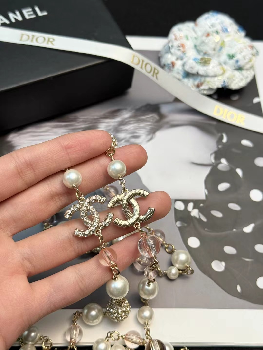 p188
 香奈儿珍珠双C毛衣链
✨香奈儿珍珠双C毛衣链，经典设计，铜材质链条串珍珠，透明粉水晶珠和双C标志，优雅又奢华。珍珠圆润光泽，水晶珠通透，双C标志镶满水钻，细节超精致 💎。长度适中，单戴或叠戴都很出彩，搭配毛衣，礼服，大衣都能提升气质，秋冬季节必备，轻松打造贵气穿搭风格👗