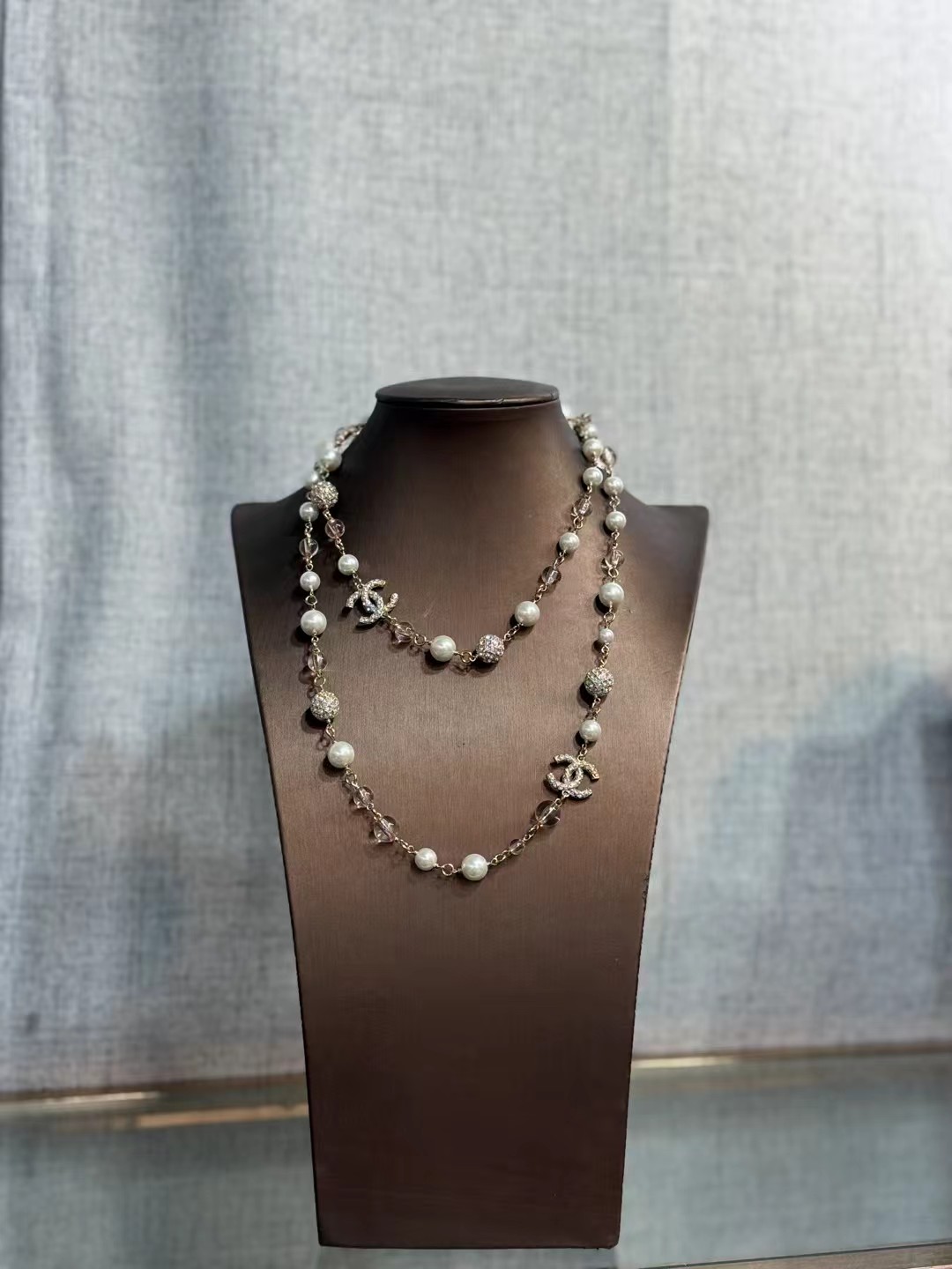 p188
 香奈儿珍珠双C毛衣链
✨香奈儿珍珠双C毛衣链，经典设计，铜材质链条串珍珠，透明粉水晶珠和双C标志，优雅又奢华。珍珠圆润光泽，水晶珠通透，双C标志镶满水钻，细节超精致 💎。长度适中，单戴或叠戴都很出彩，搭配毛衣，礼服，大衣都能提升气质，秋冬季节必备，轻松打造贵气穿搭风格👗