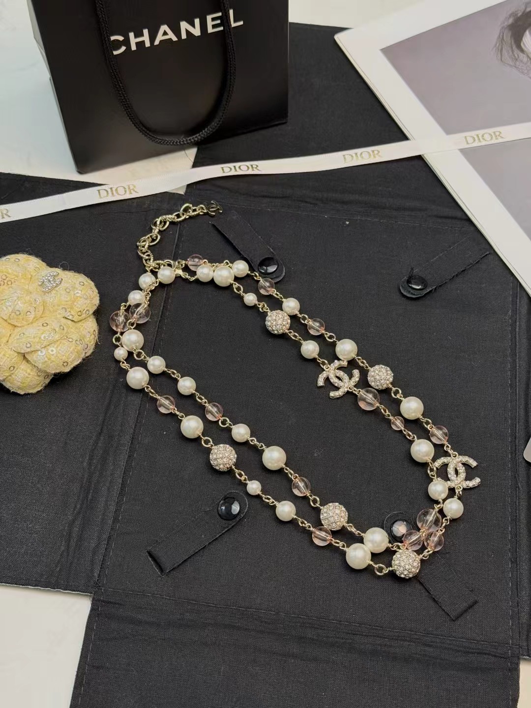 p188
 香奈儿珍珠双C毛衣链
✨香奈儿珍珠双C毛衣链，经典设计，铜材质链条串珍珠，透明粉水晶珠和双C标志，优雅又奢华。珍珠圆润光泽，水晶珠通透，双C标志镶满水钻，细节超精致 💎。长度适中，单戴或叠戴都很出彩，搭配毛衣，礼服，大衣都能提升气质，秋冬季节必备，轻松打造贵气穿搭风格👗