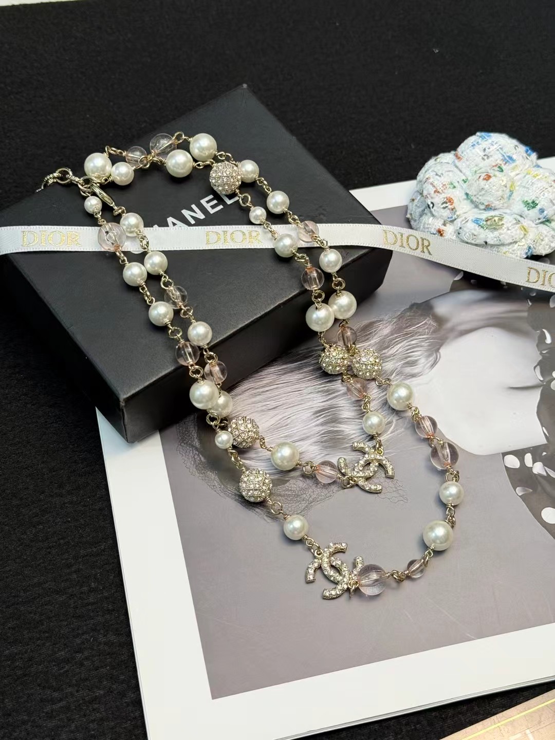 p188
 香奈儿珍珠双C毛衣链
✨香奈儿珍珠双C毛衣链，经典设计，铜材质链条串珍珠，透明粉水晶珠和双C标志，优雅又奢华。珍珠圆润光泽，水晶珠通透，双C标志镶满水钻，细节超精致 💎。长度适中，单戴或叠戴都很出彩，搭配毛衣，礼服，大衣都能提升气质，秋冬季节必备，轻松打造贵气穿搭风格👗