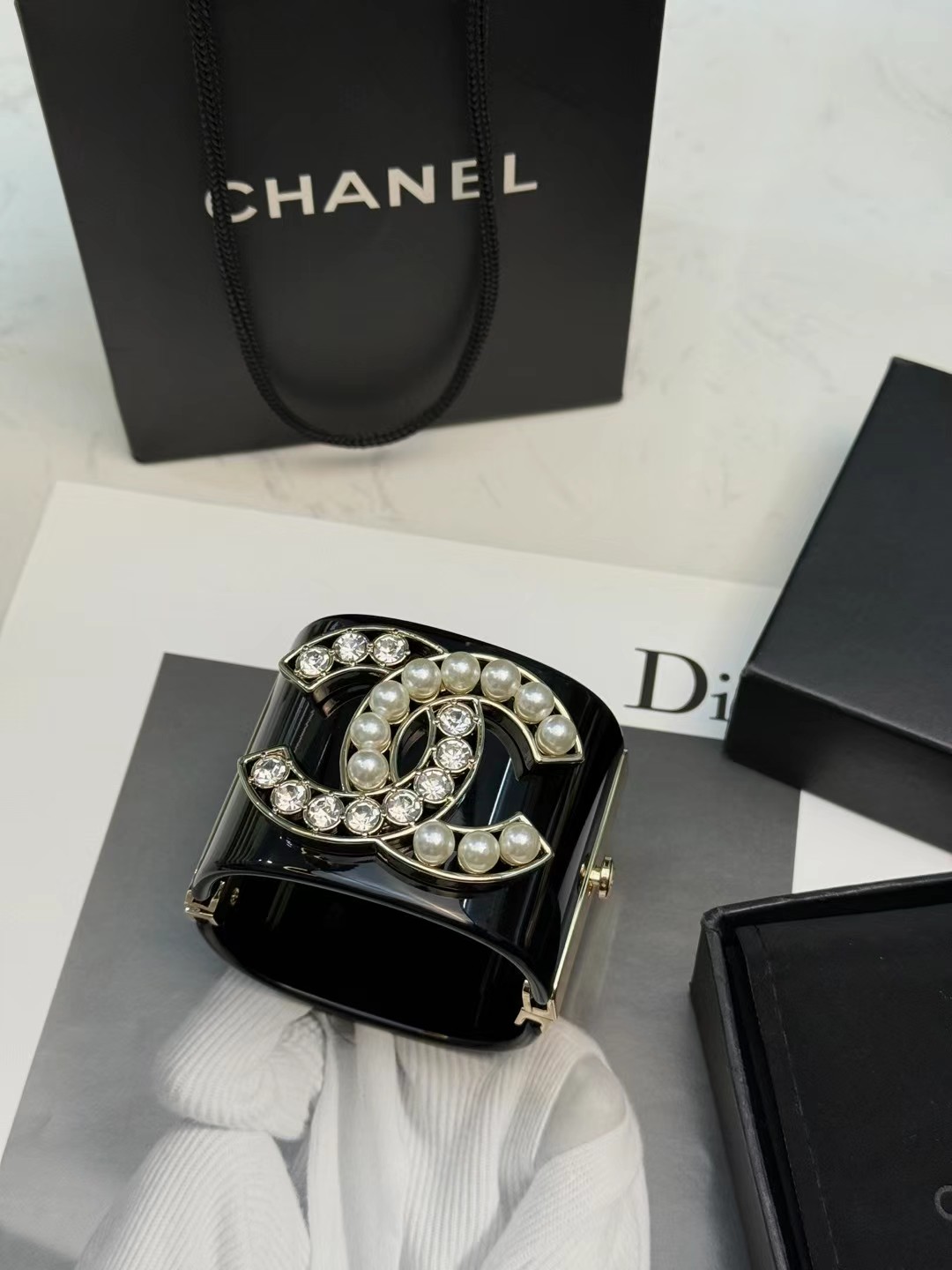Chanel Chanel黑色镶钻树脂手镯
