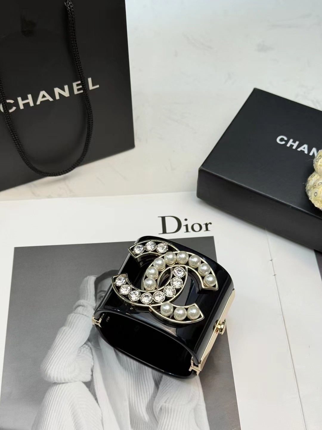 Chanel Chanel黑色镶钻树脂手镯
