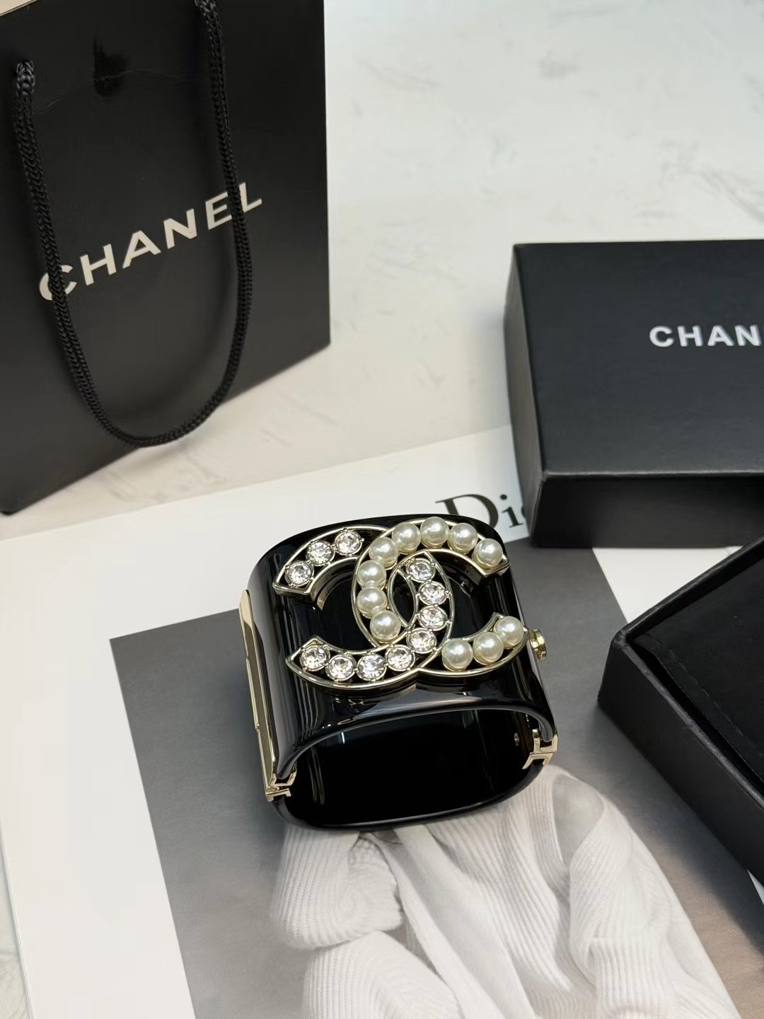 Chanel Chanel黑色镶钻树脂手镯