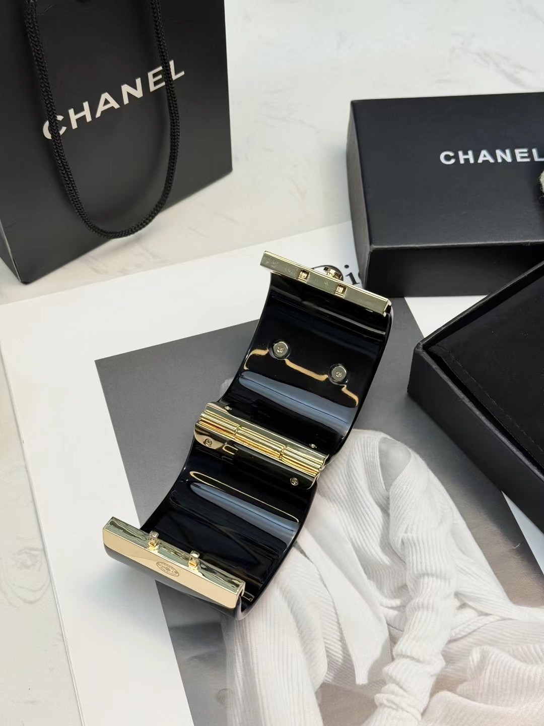 Chanel Chanel黑色镶钻树脂手镯