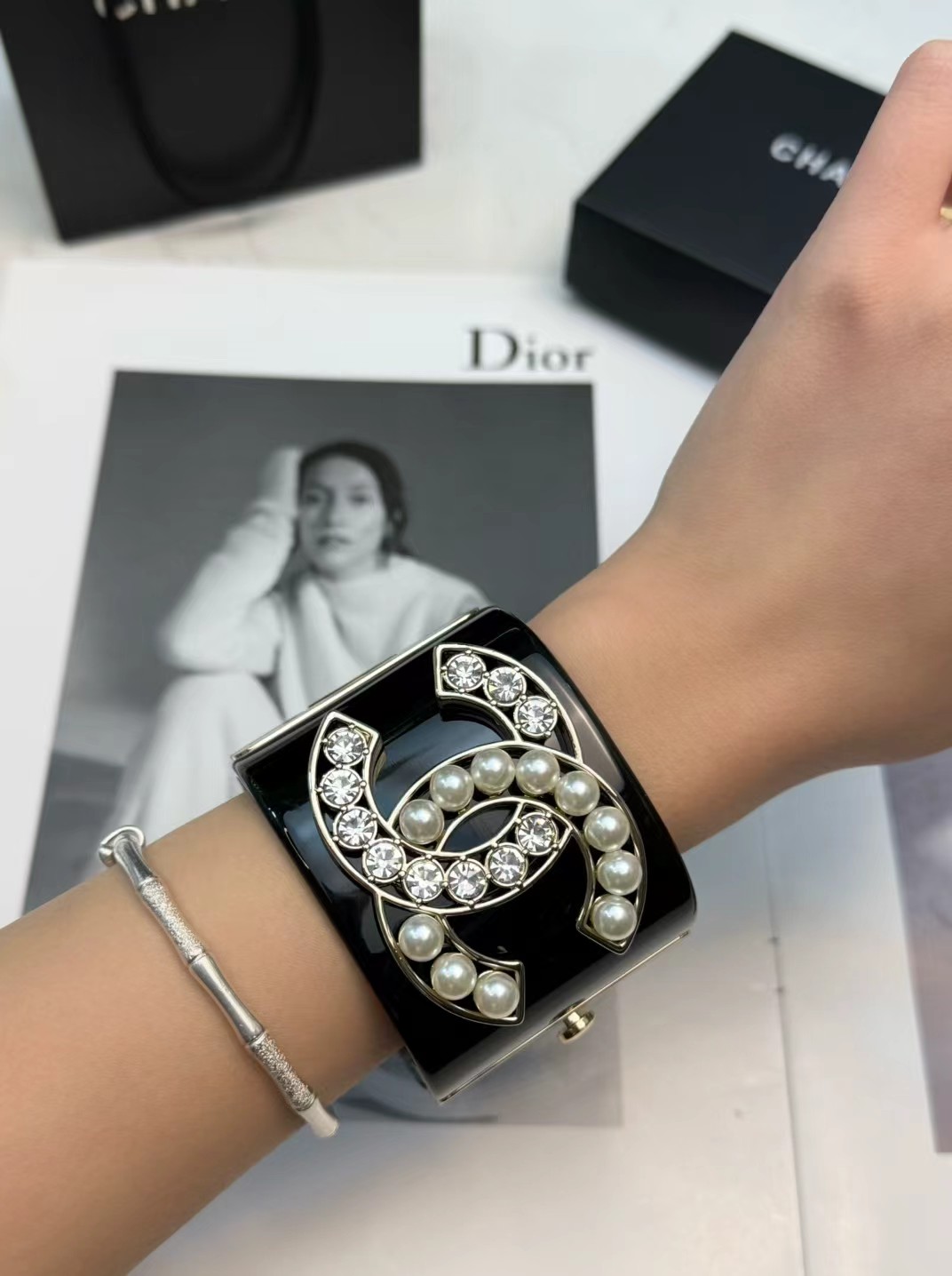 Chanel Chanel黑色镶钻树脂手镯