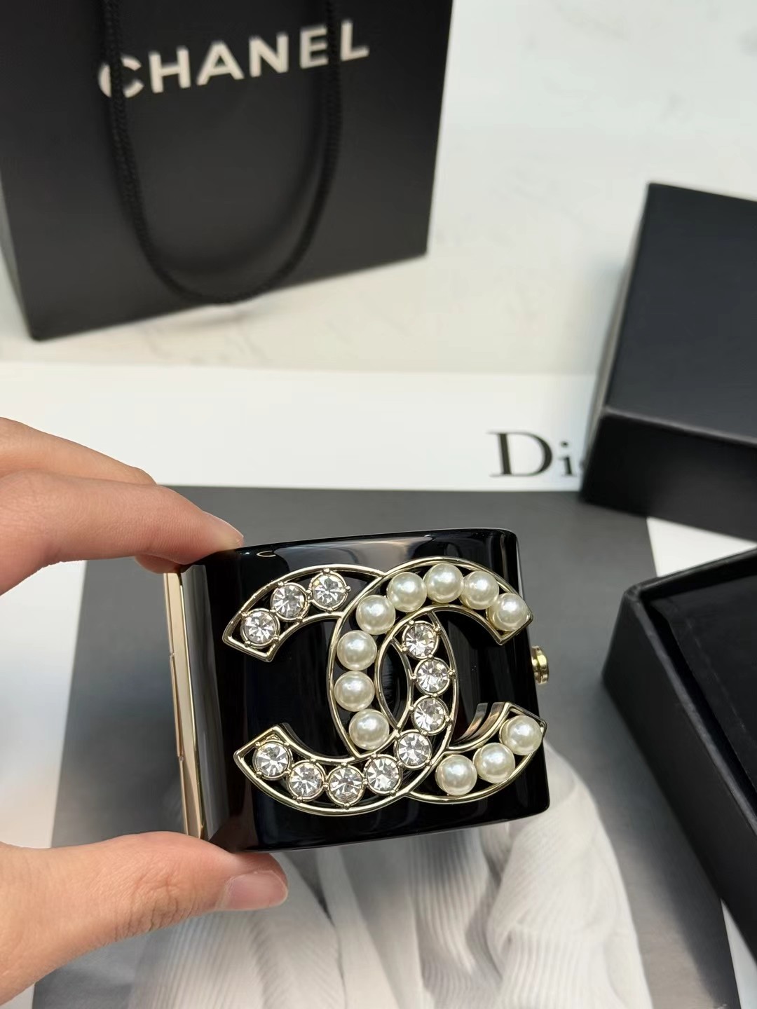 Chanel Chanel黑色镶钻树脂手镯