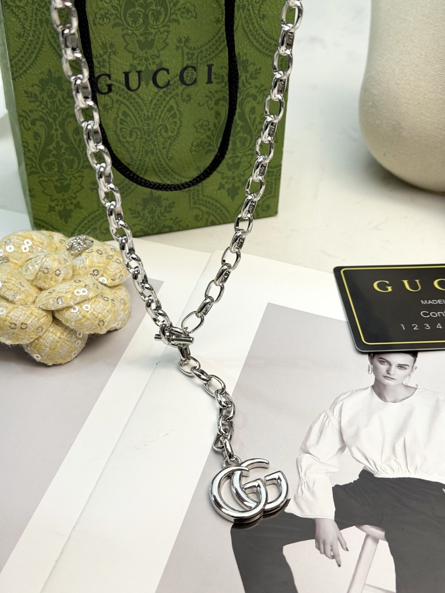 Collar Gucci GG plateado ✨ Collar Gucci GG plateado, colgante clásico de doble G, ¡muy distintivo! Cadena gruesa + dise…
