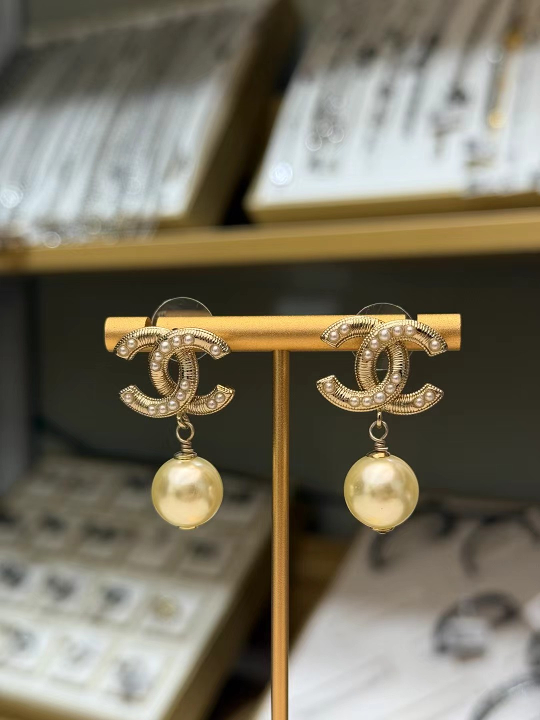 Pendientes de doble C de perlas de Chanel ✨Pendientes clásicos de doble C de Chanel con perlas, metal dorado claro con …