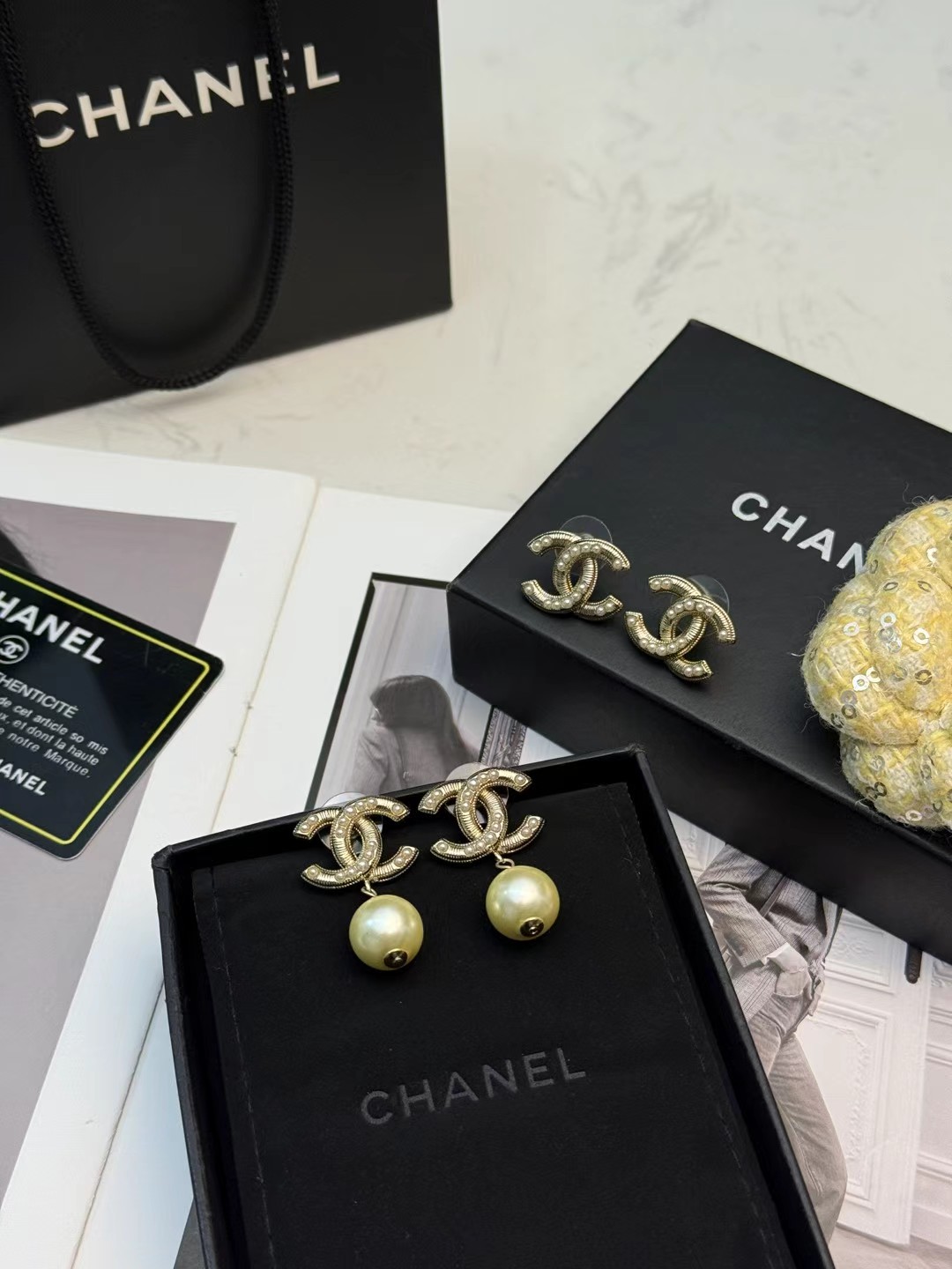 Pendientes de botón Chanel de perlas y doble C ✨ Pendientes de botón Chanel clásicos de doble C, metal dorado claro con…