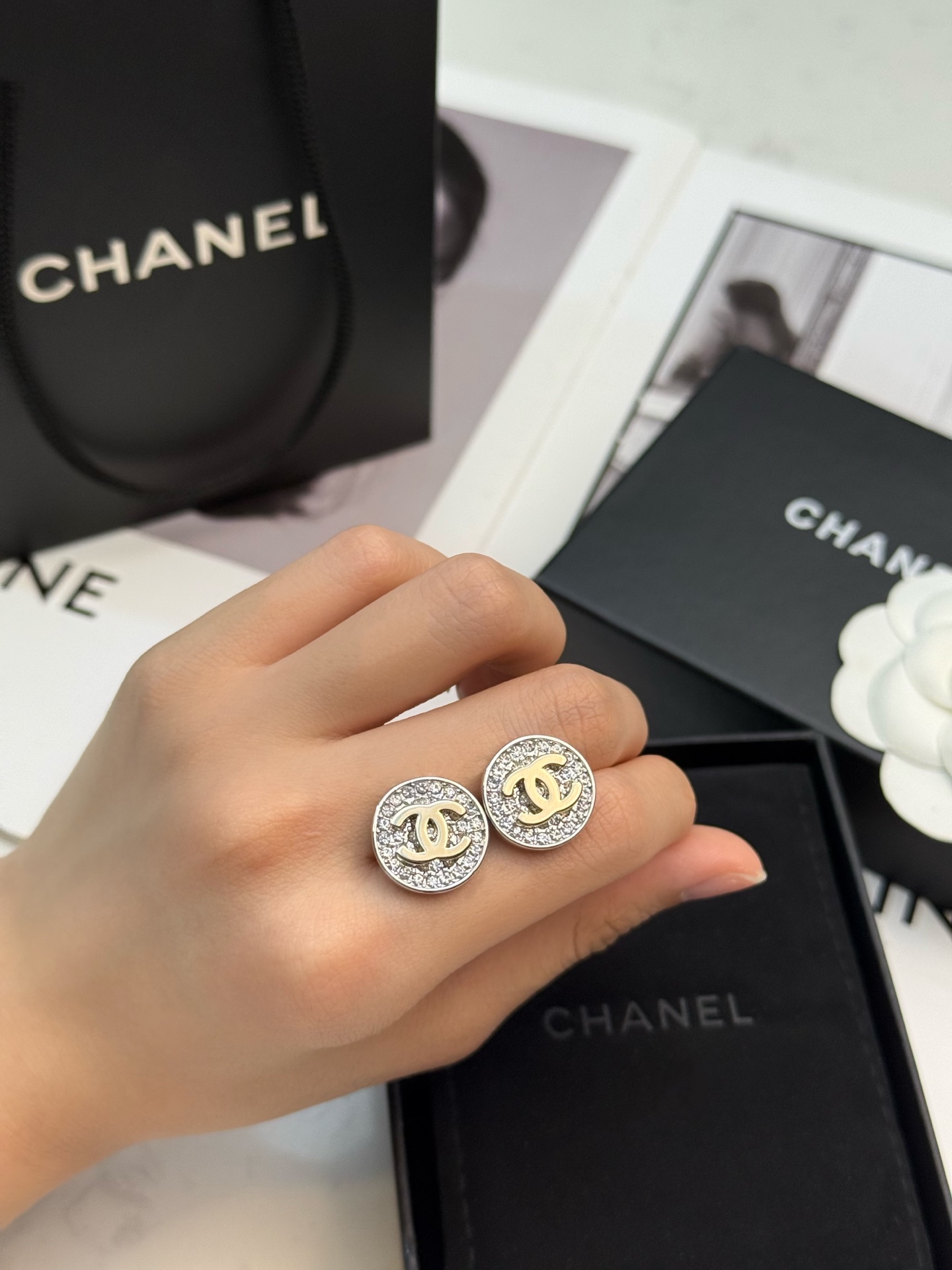 Chanel Chanel26P圆形CC耳钉