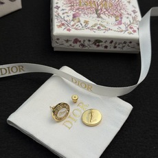 Dior新品上市徽标耳钉✨Dior新品徽标耳钉,圆形设计,中央是经典 Dior新品上市徽标耳钉✨Dior新品徽标耳钉,圆形设计,中央是经典