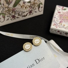 Dior新品上市徽标耳钉✨Dior新品徽标耳钉,圆形设计,中央是经典 Dior新品上市徽标耳钉✨Dior新品徽标耳钉,圆形设计,中央是经典