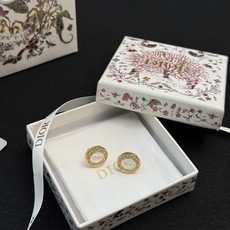 Dior新品上市徽标耳钉✨Dior新品徽标耳钉,圆形设计,中央是经典 Dior新品上市徽标耳钉✨Dior新品徽标耳钉,圆形设计,中央是经典