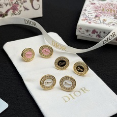 Dior新品上市徽标耳钉✨Dior新品徽标耳钉,圆形设计,中央是经典 Dior新品上市徽标耳钉✨Dior新品徽标耳钉,圆形设计,中央是经典